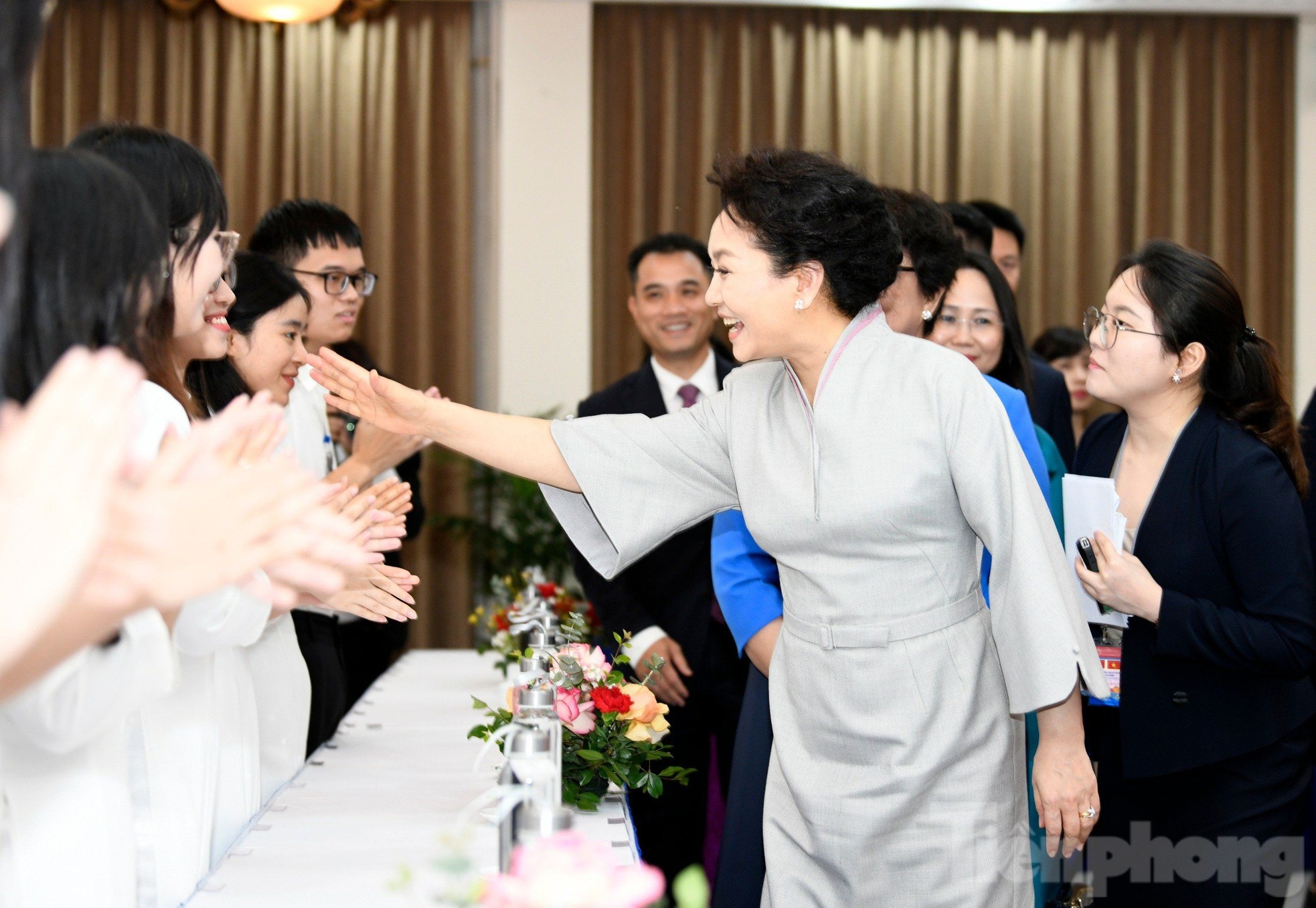 Phu nhân Chủ tịch nước Võ Văn Thưởng và Phu nhân Tổng Bí thư, Chủ tịch nước Trung Quốc gặp gỡ sinh viên ảnh 3