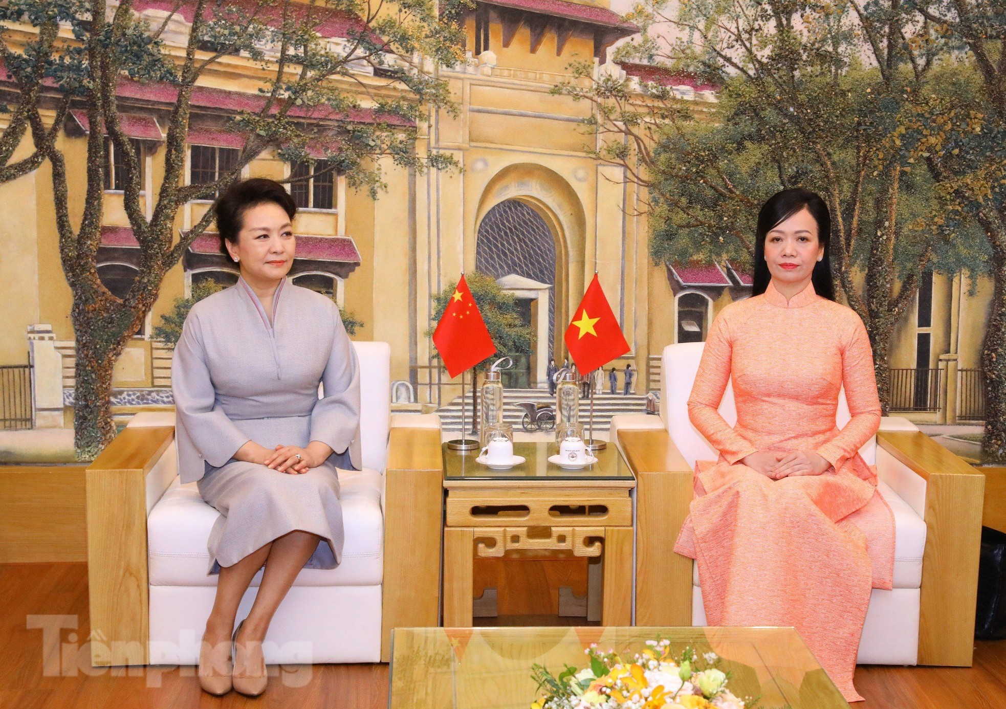 Phu nhân Chủ tịch nước Võ Văn Thưởng và Phu nhân Tổng Bí thư, Chủ tịch nước Trung Quốc gặp gỡ sinh viên ảnh 4