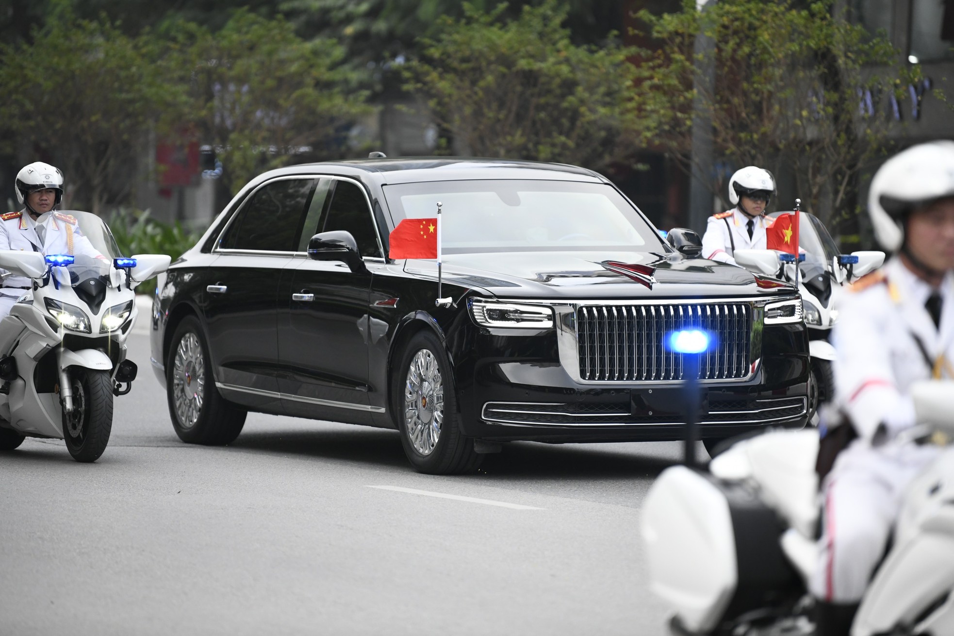 Đoàn xe hộ tống Tổng Bí thư, Chủ tịch Trung Quốc Tập Cận Bình trên đường phố Hà Nội sáng nay ảnh 1