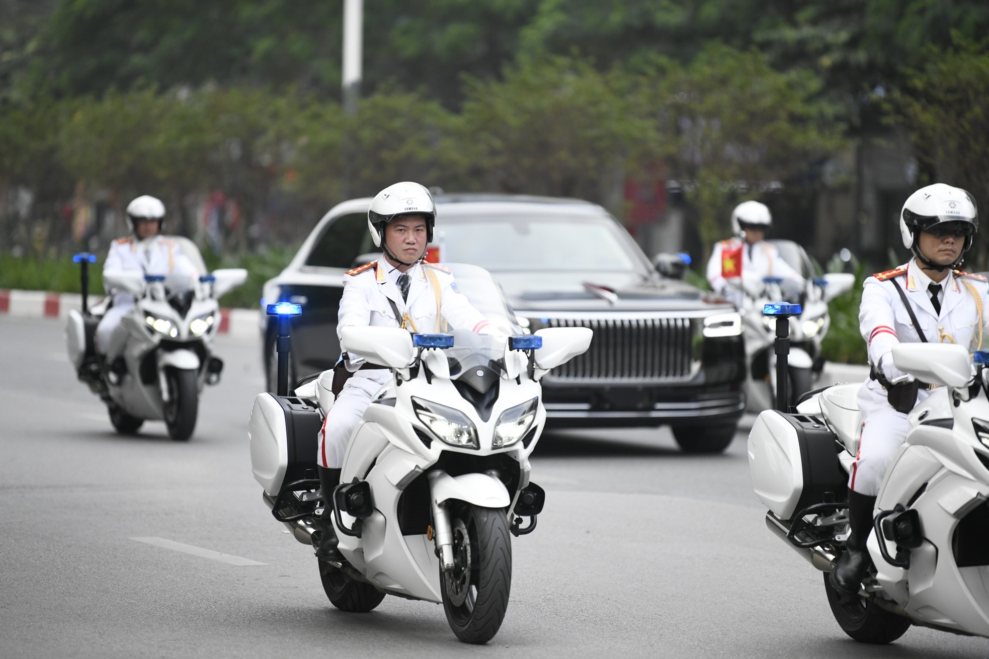 Đoàn xe hộ tống Tổng Bí thư, Chủ tịch Trung Quốc Tập Cận Bình trên đường phố Hà Nội sáng nay ảnh 2