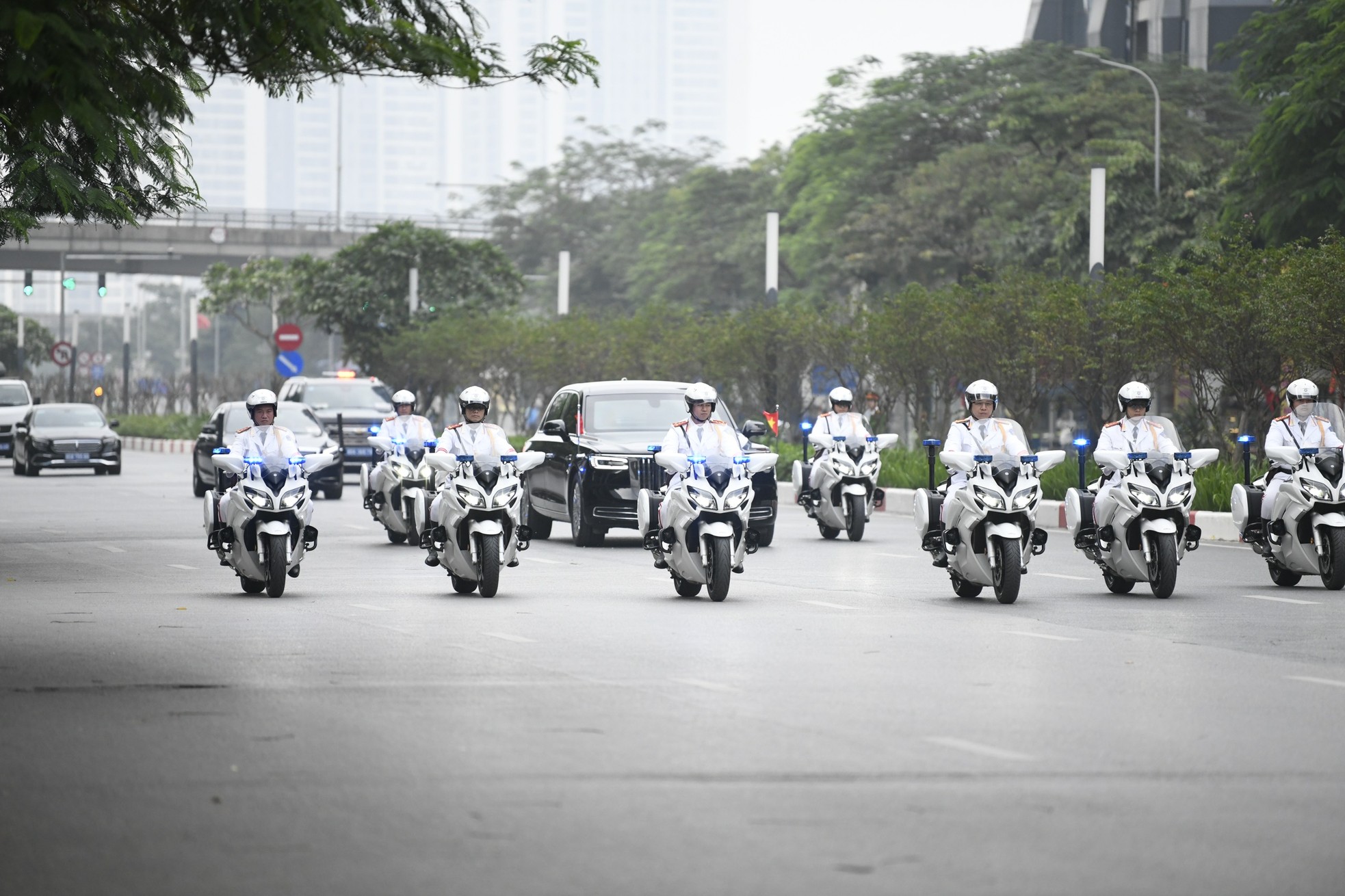 Đoàn xe hộ tống Tổng Bí thư, Chủ tịch Trung Quốc Tập Cận Bình trên đường phố Hà Nội sáng nay ảnh 3