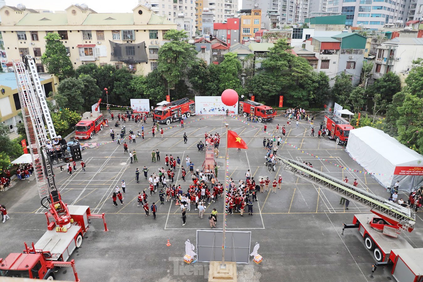 Học sinh, sinh viên Thủ đô hào hứng trải nghiệm kỹ năng chữa cháy, thoát nạn từ nhà cao tầng ảnh 13