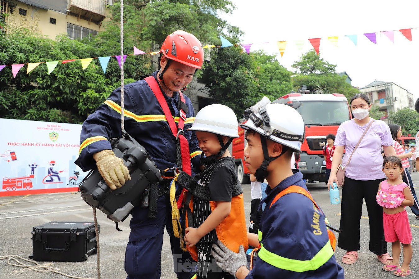 Học sinh, sinh viên Thủ đô hào hứng trải nghiệm kỹ năng chữa cháy, thoát nạn từ nhà cao tầng ảnh 11