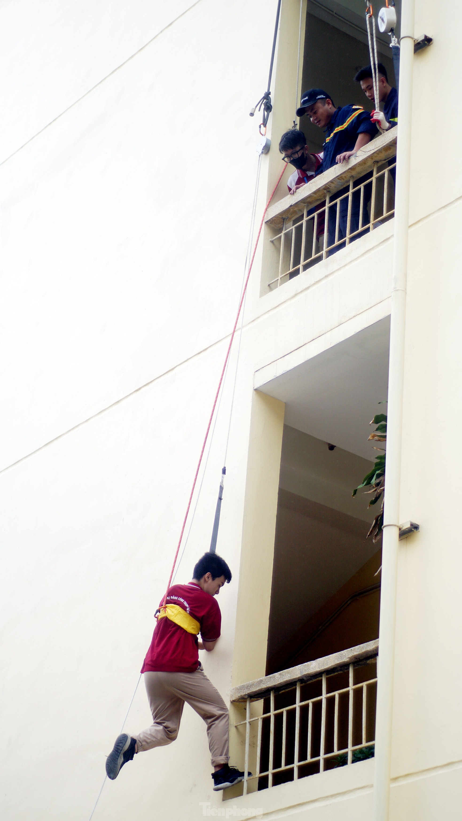 Học sinh, sinh viên Thủ đô hào hứng trải nghiệm kỹ năng chữa cháy, thoát nạn từ nhà cao tầng ảnh 5