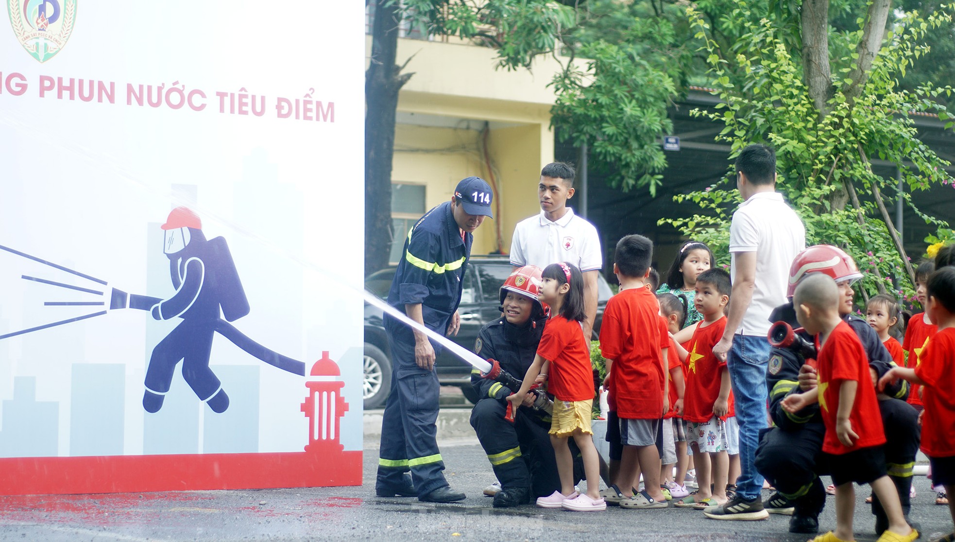 Học sinh, sinh viên Thủ đô hào hứng trải nghiệm kỹ năng chữa cháy, thoát nạn từ nhà cao tầng ảnh 3