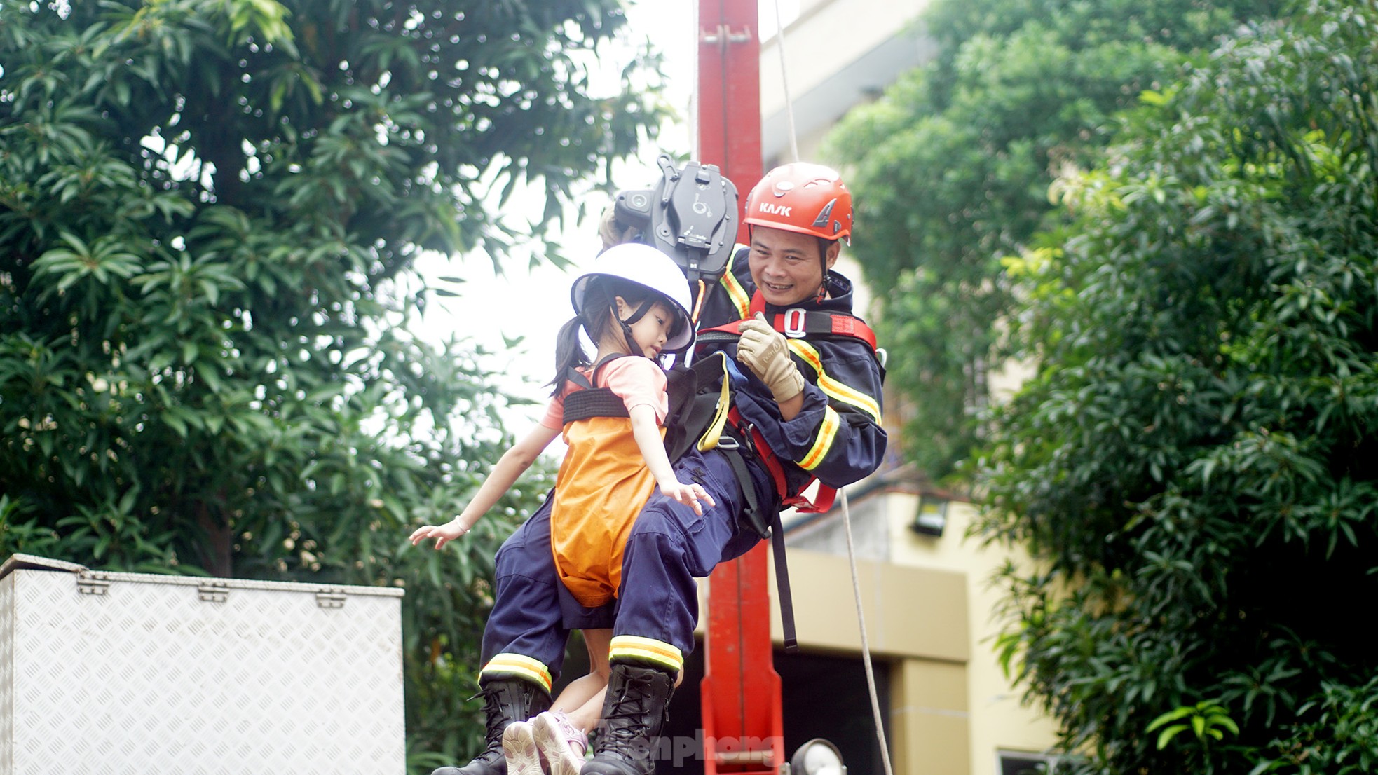 Học sinh, sinh viên Thủ đô hào hứng trải nghiệm kỹ năng chữa cháy, thoát nạn từ nhà cao tầng ảnh 6