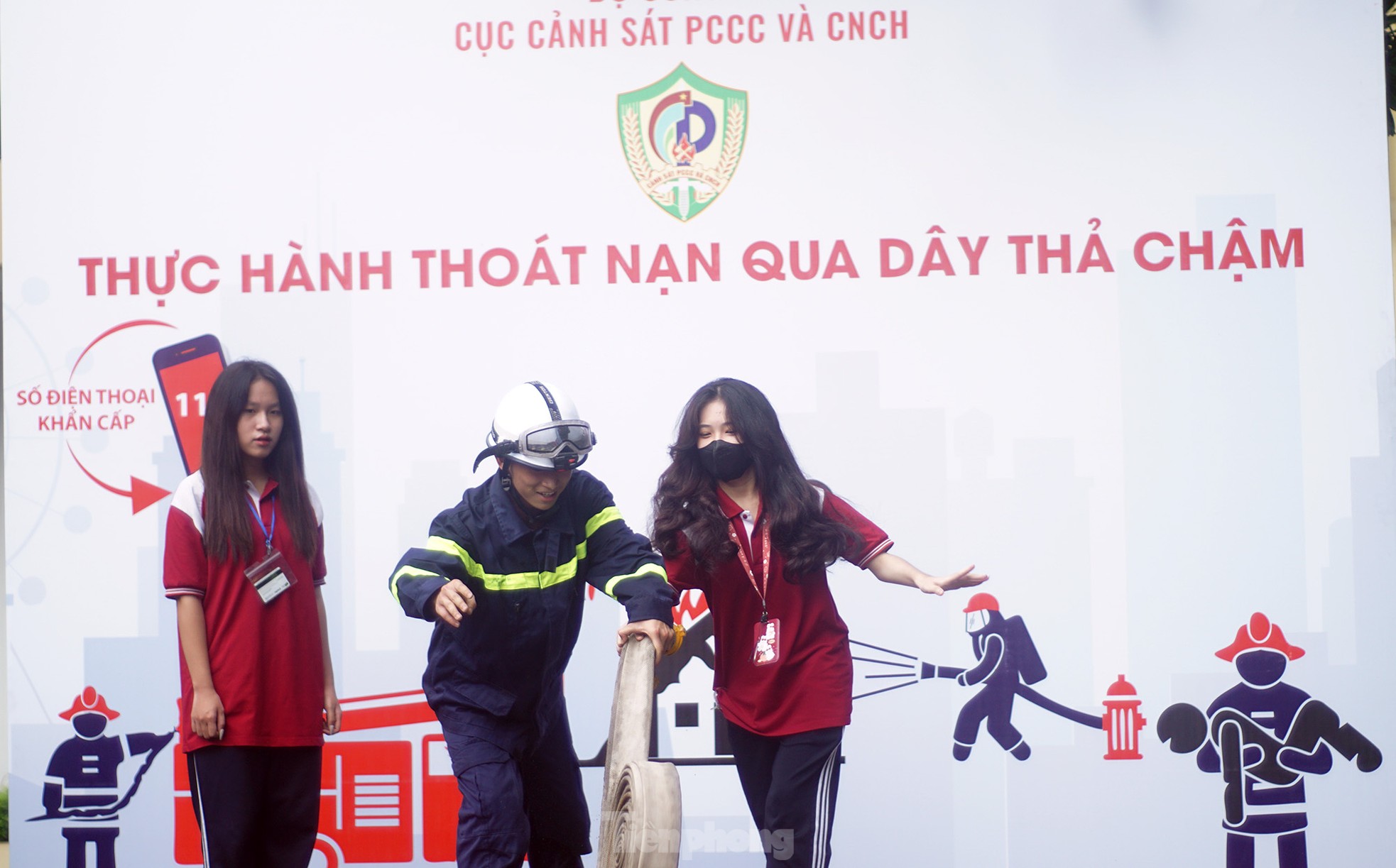 Học sinh, sinh viên Thủ đô hào hứng trải nghiệm kỹ năng chữa cháy, thoát nạn từ nhà cao tầng ảnh 8
