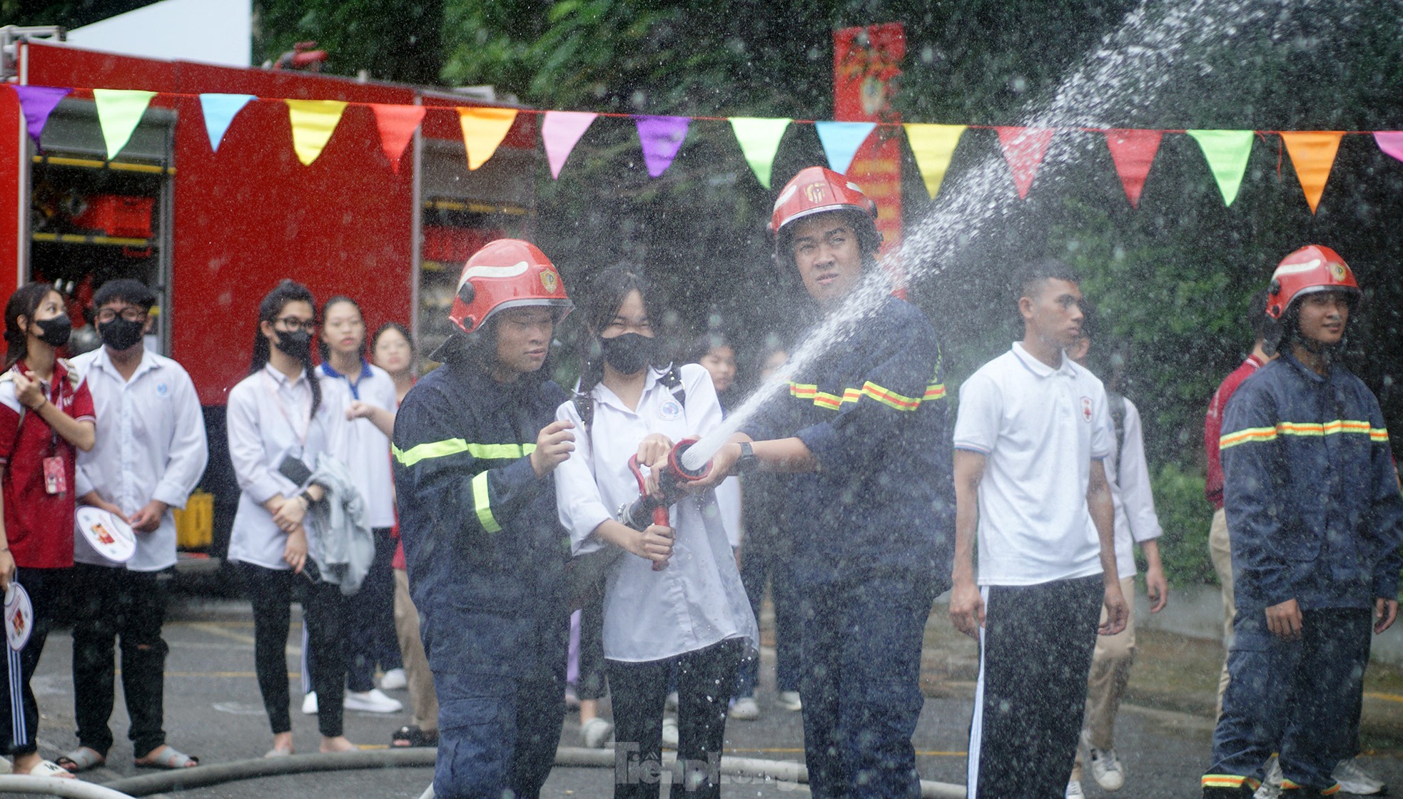 Học sinh, sinh viên Thủ đô hào hứng trải nghiệm kỹ năng chữa cháy, thoát nạn từ nhà cao tầng ảnh 7