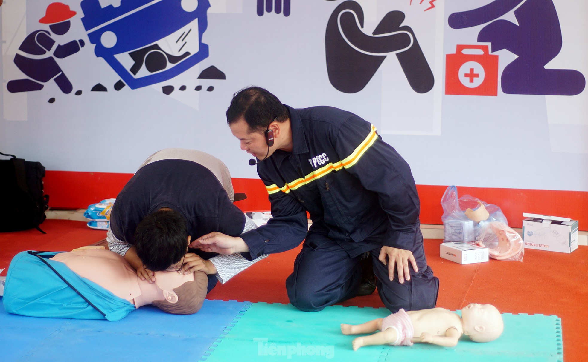 Học sinh, sinh viên Thủ đô hào hứng trải nghiệm kỹ năng chữa cháy, thoát nạn từ nhà cao tầng ảnh 9