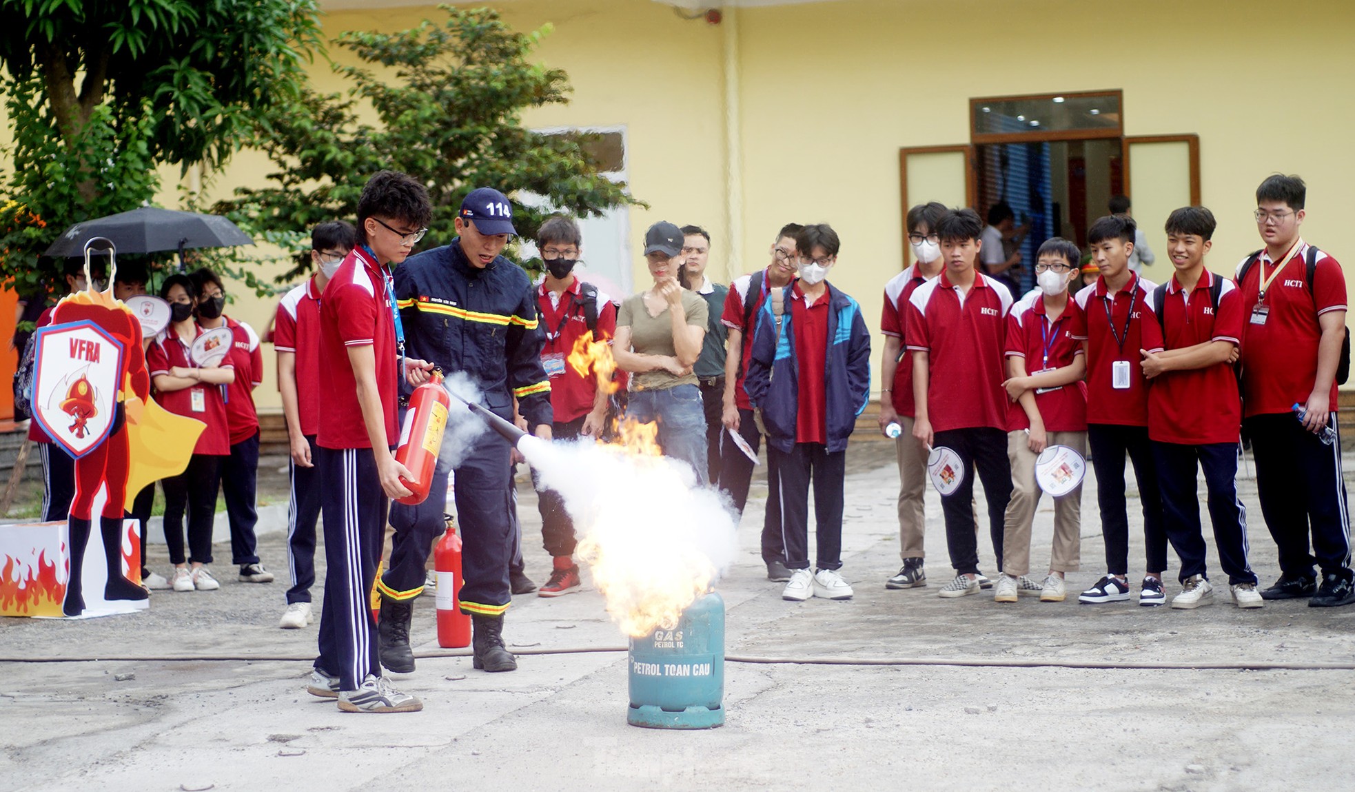 Học sinh, sinh viên Thủ đô hào hứng trải nghiệm kỹ năng chữa cháy, thoát nạn từ nhà cao tầng ảnh 1