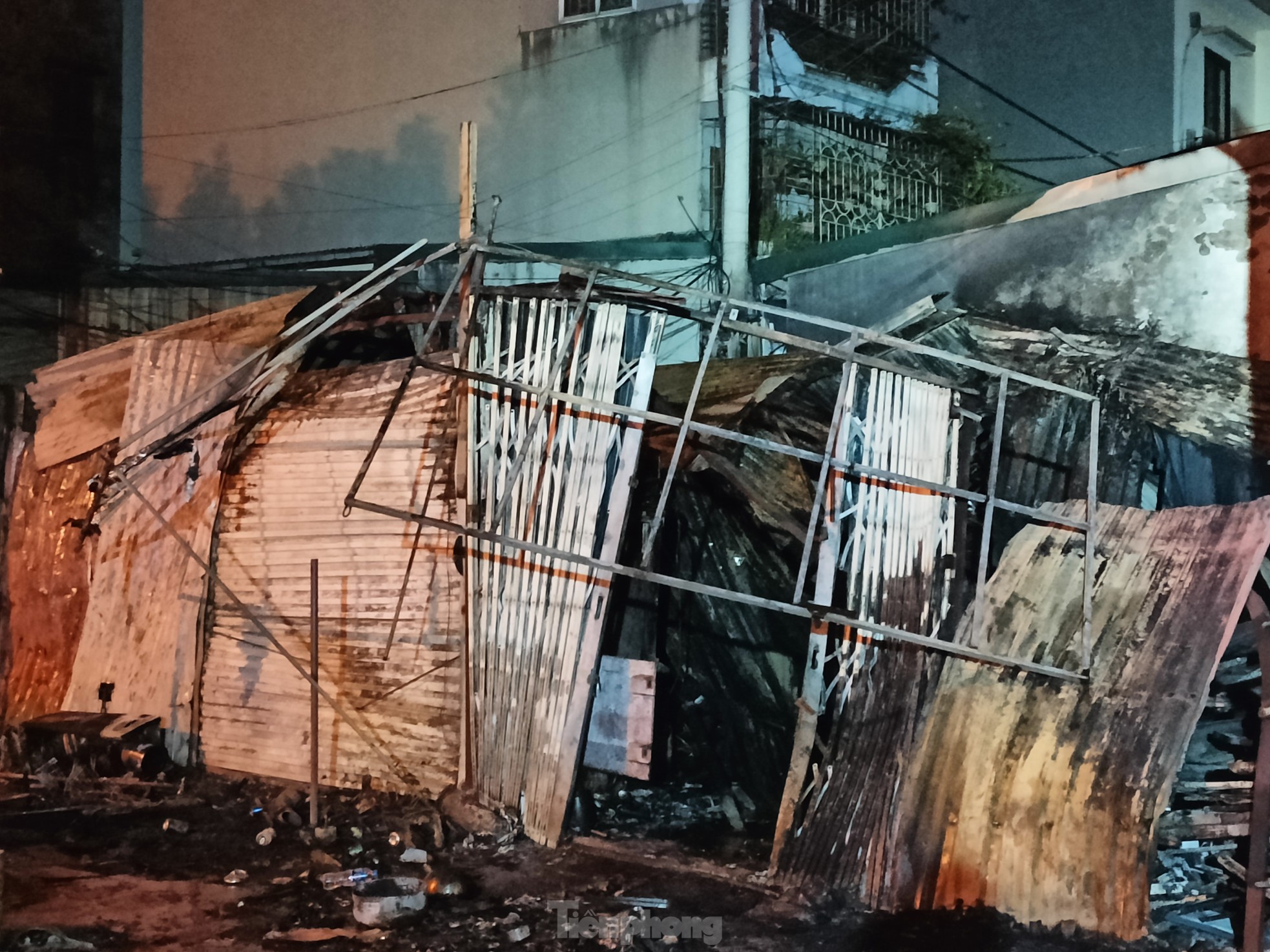 Cận cảnh hiện trường vụ cháy khiến 4 người trong một gia đình thương vong ở Hà Nội - Ảnh 8.