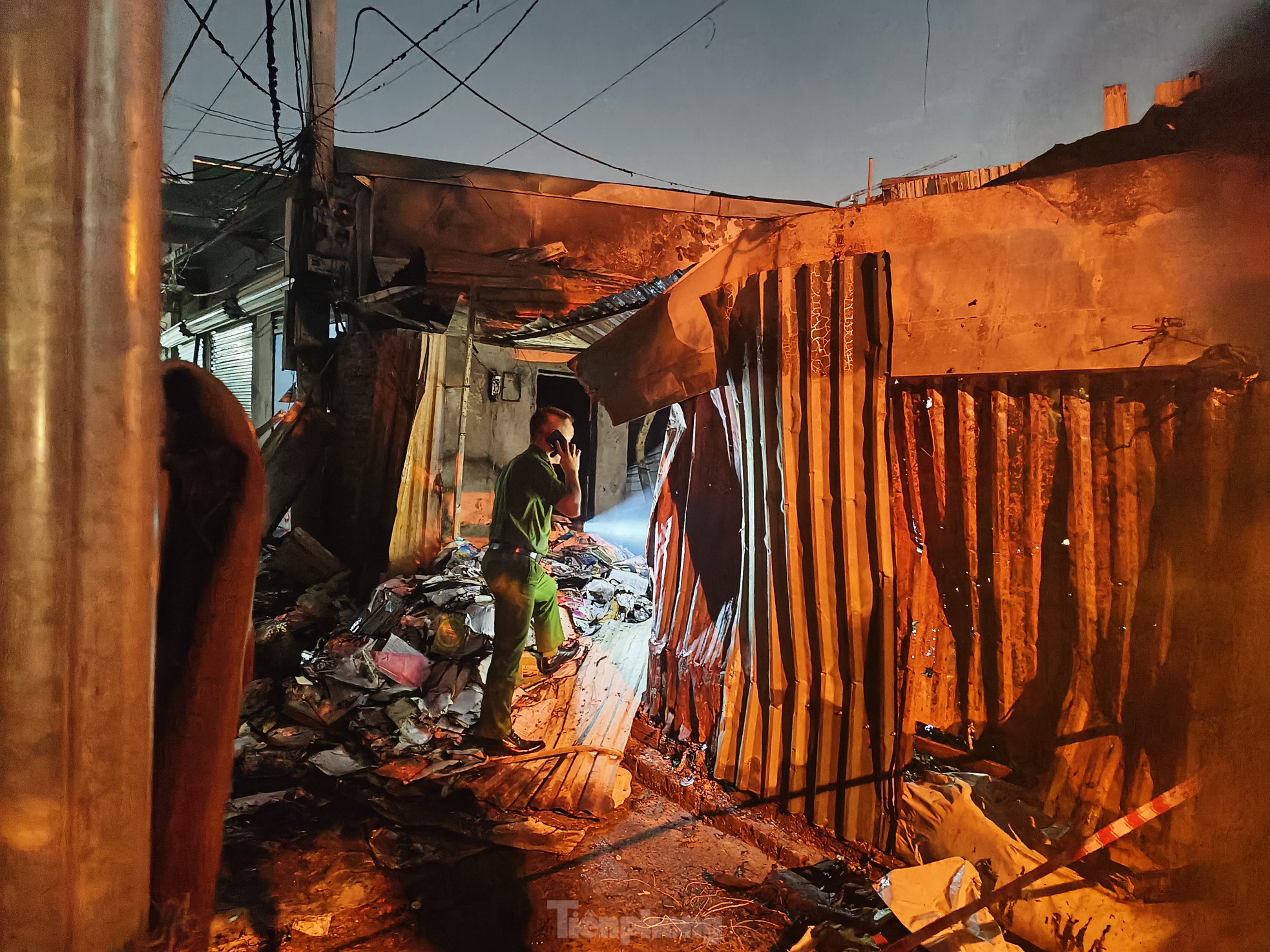 Cận cảnh hiện trường vụ cháy khiến 4 người trong một gia đình thương vong ở Hà Nội - Ảnh 9.