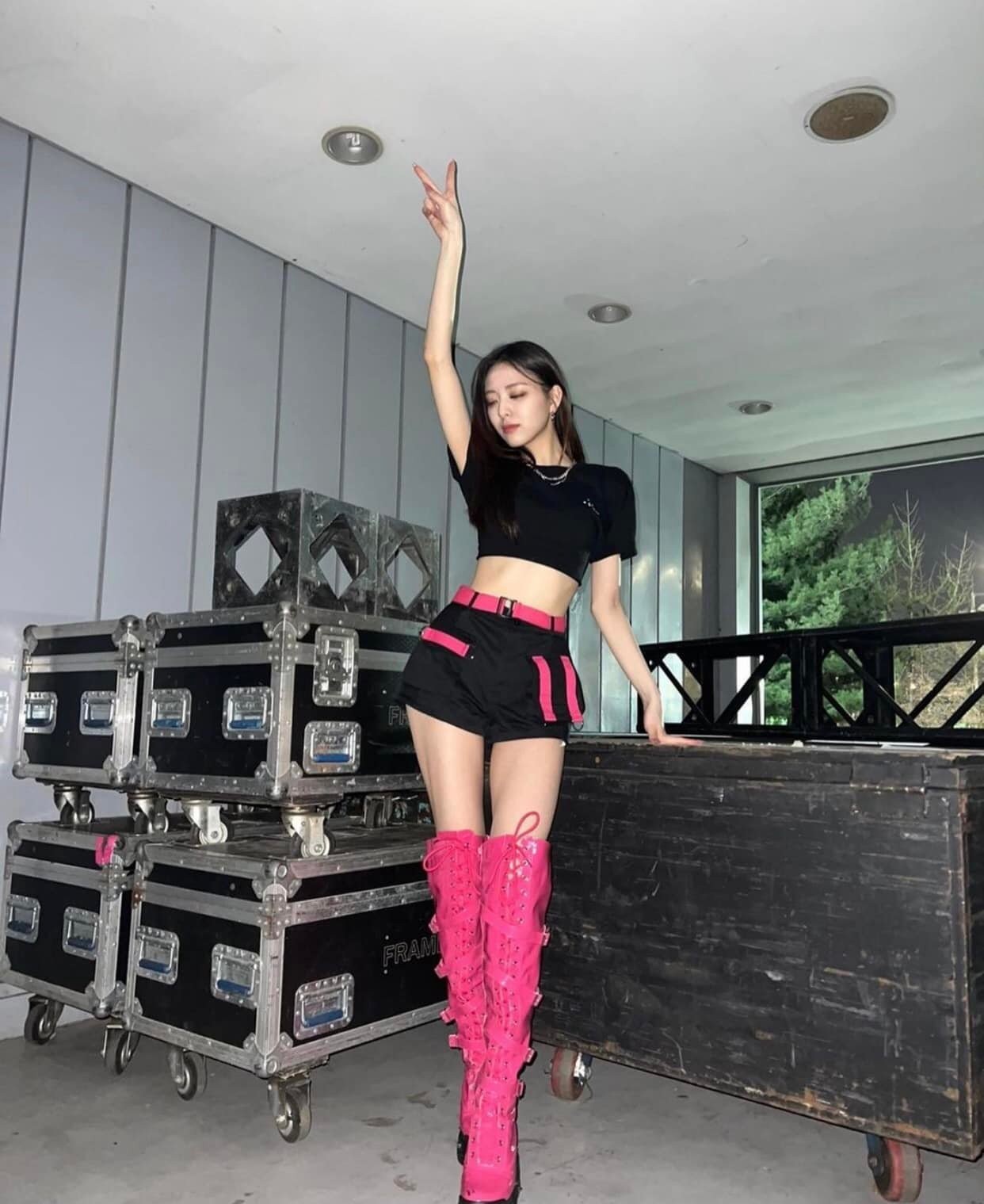 Nữ ca sĩ tạo cơn sốt nhờ vòng eo bé xíu ảnh 13