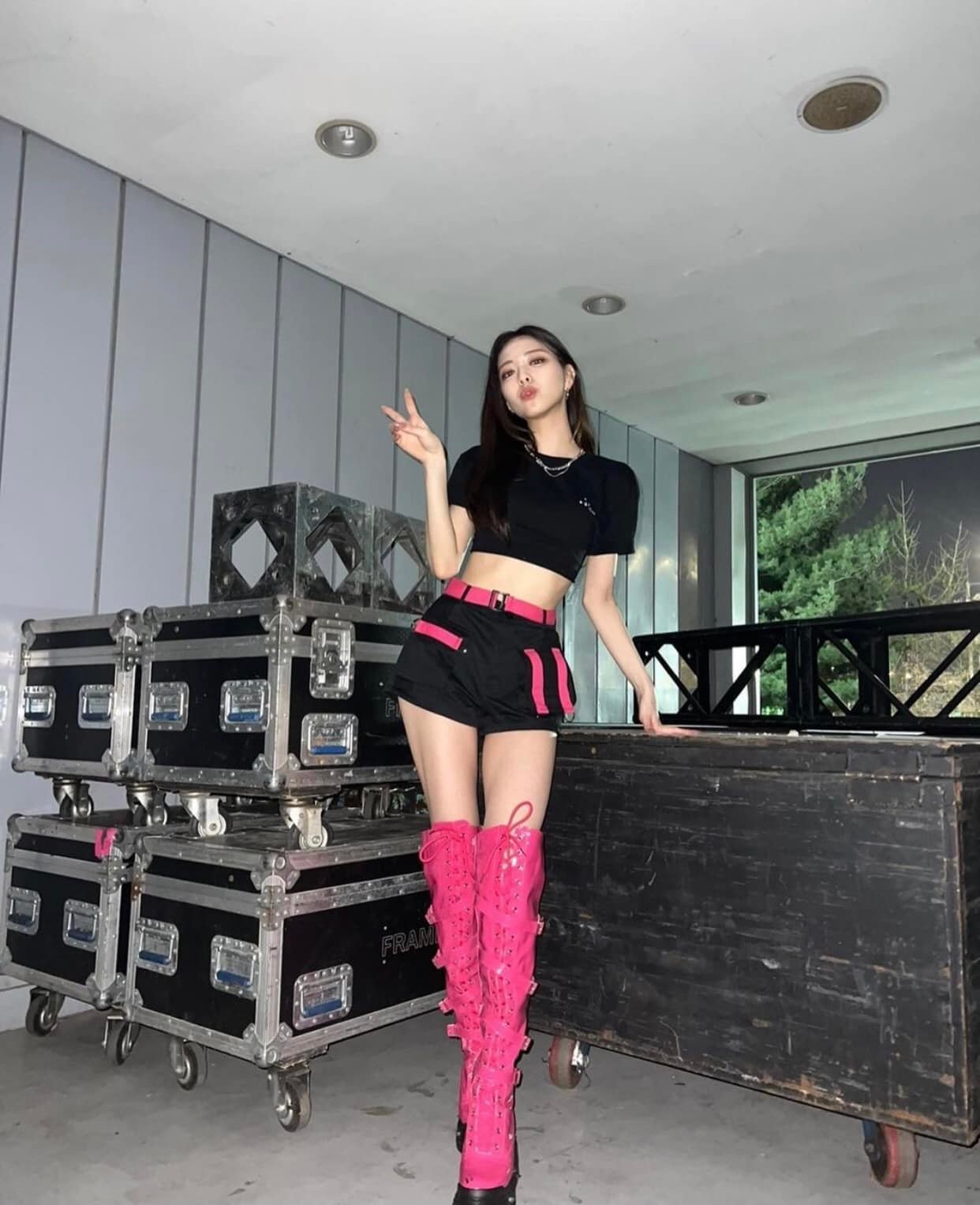 Nữ ca sĩ tạo cơn sốt nhờ vòng eo bé xíu ảnh 14