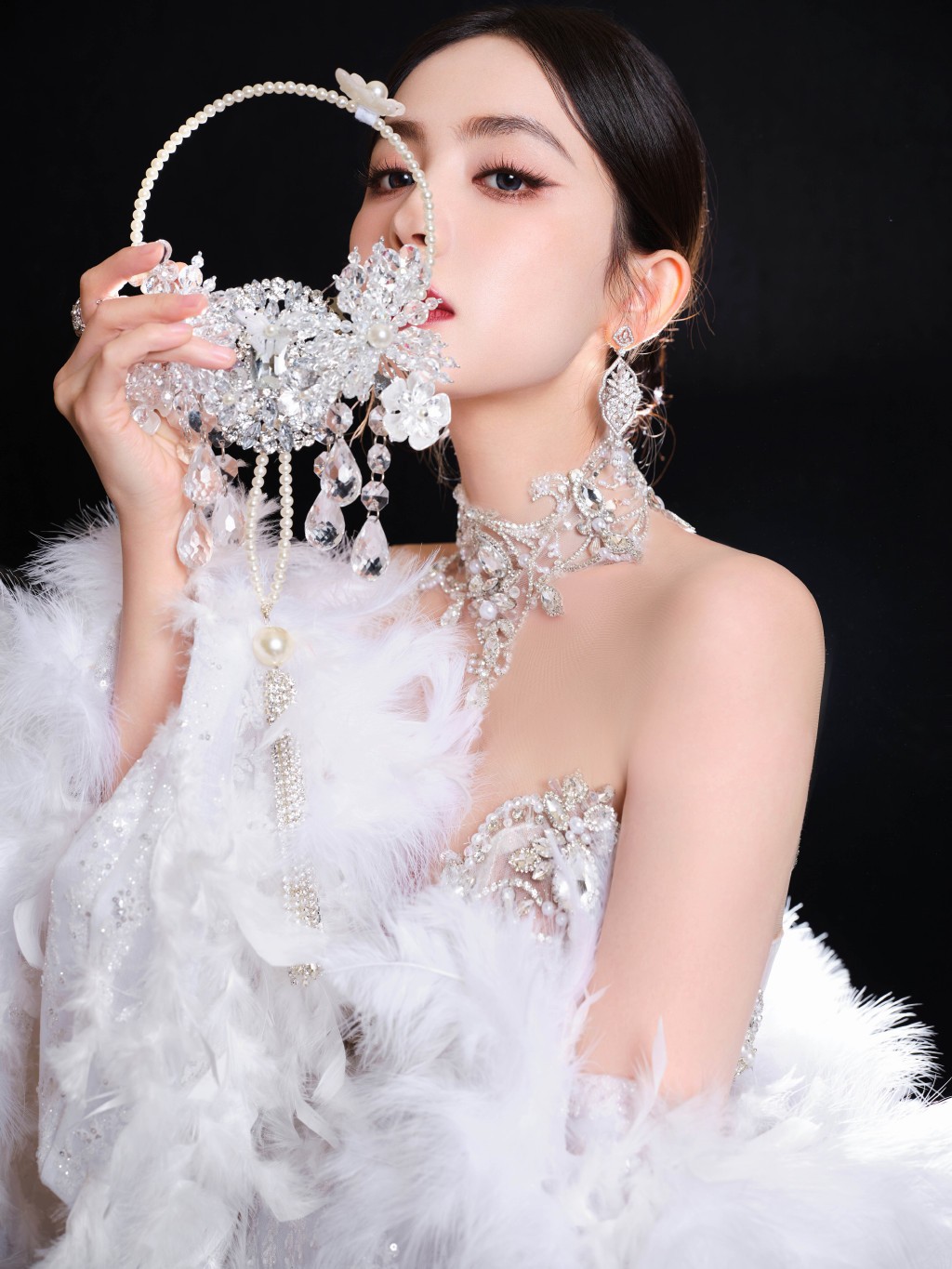 Diện đầm xuyên thấu của thương hiệu Việt Nam, Cổ Lực Na Trát hút 8 triệu lượt xem ảnh 10