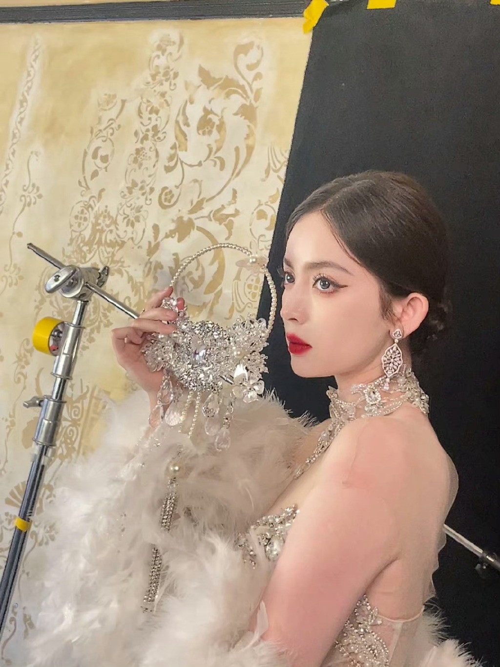 Diện đầm xuyên thấu của thương hiệu Việt Nam, Cổ Lực Na Trát hút 8 triệu lượt xem ảnh 14