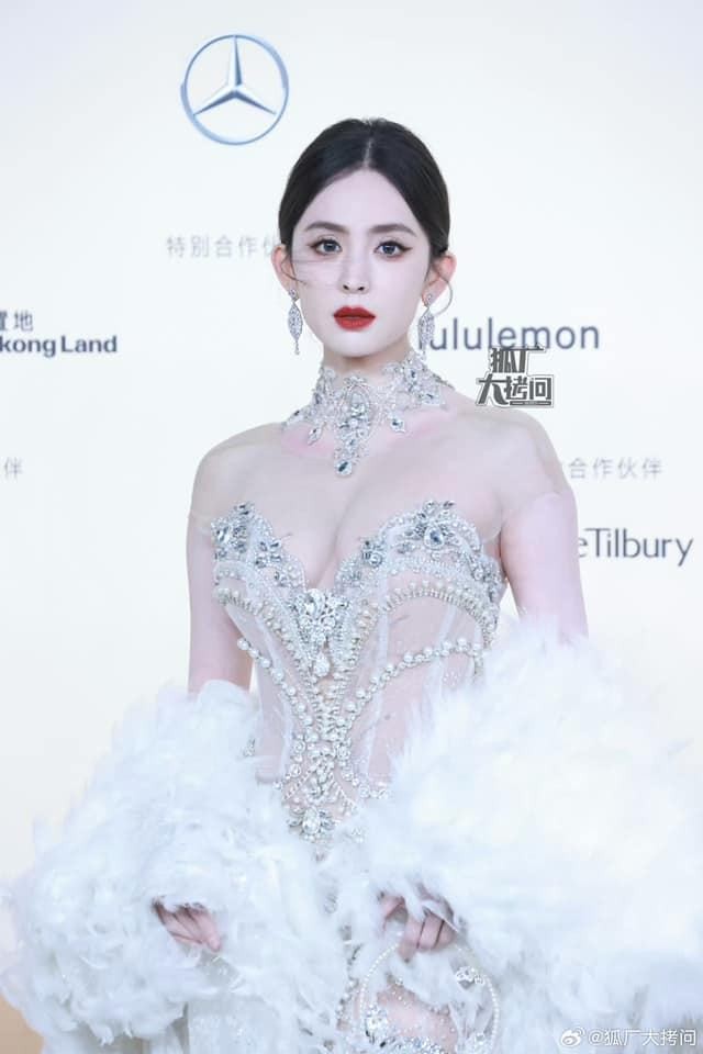 Diện đầm xuyên thấu của thương hiệu Việt Nam, Cổ Lực Na Trát hút 8 triệu lượt xem ảnh 5