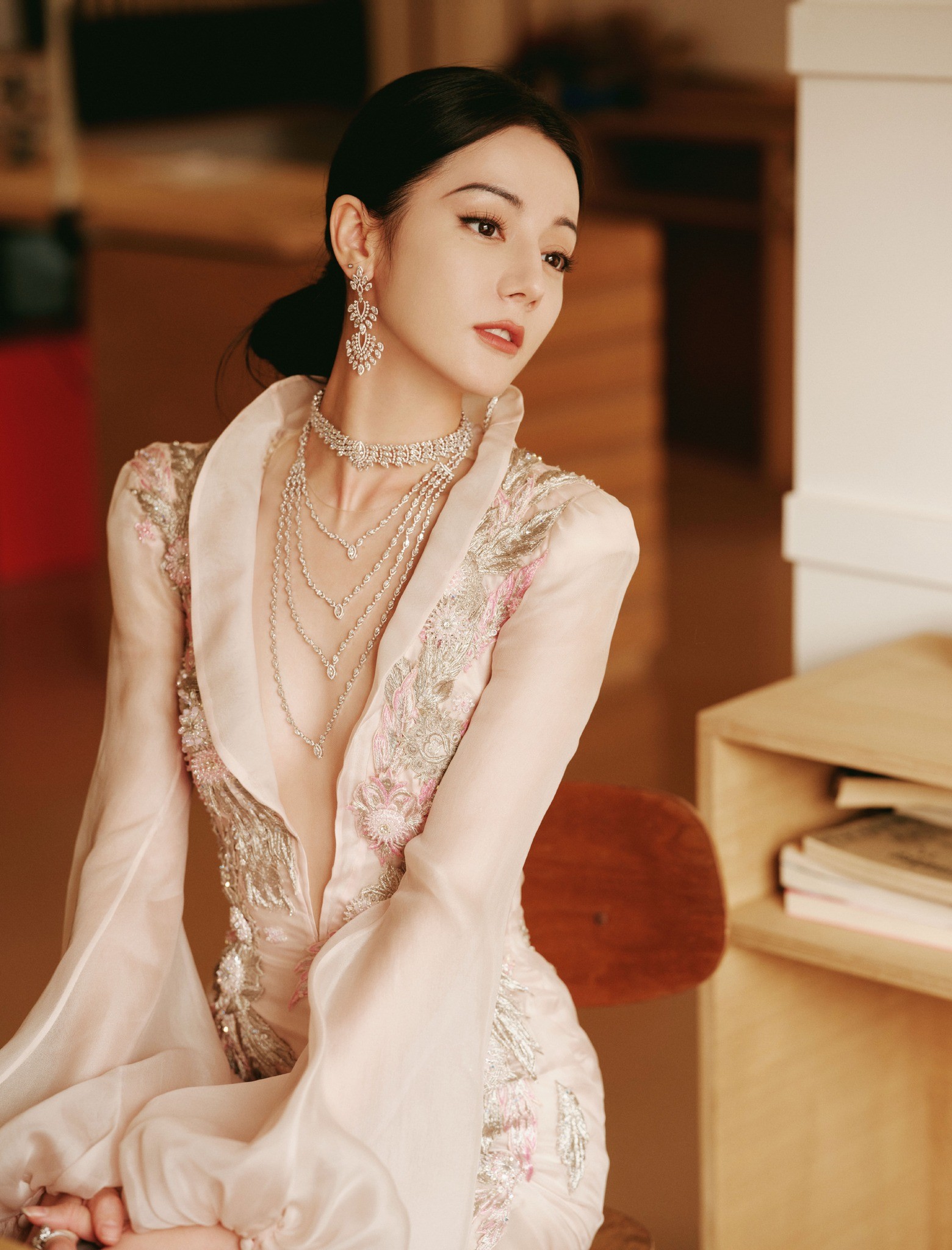 Địch Lệ Nhiệt Ba khuấy động mạng xã hội với chiếc váy khoét ngực sâu ảnh 11
