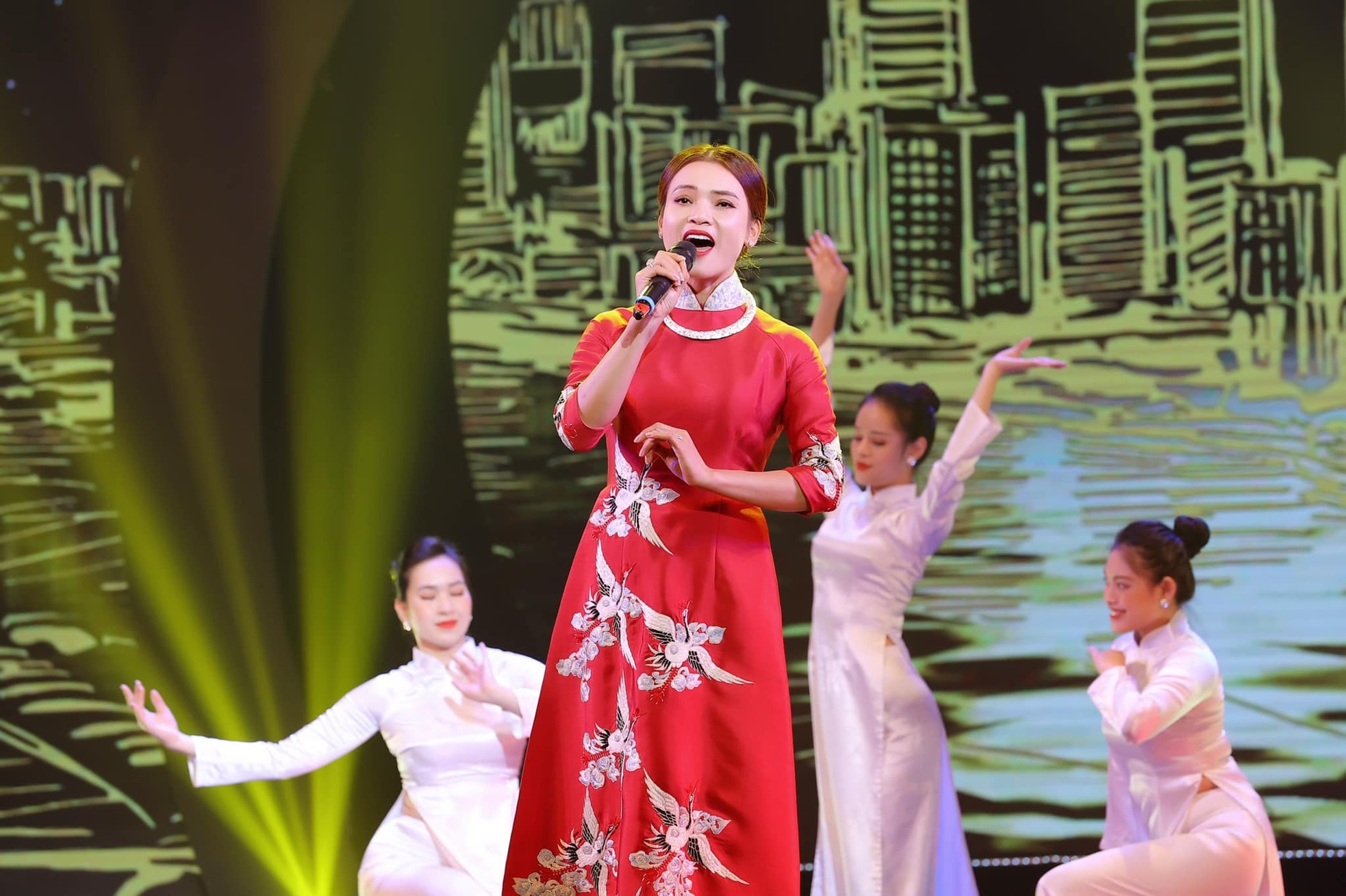 Ca sĩ Việt trẻ nhất được phong tặng NSND sống độc thân ở cơ ngơi 8.000 m2 ảnh 4