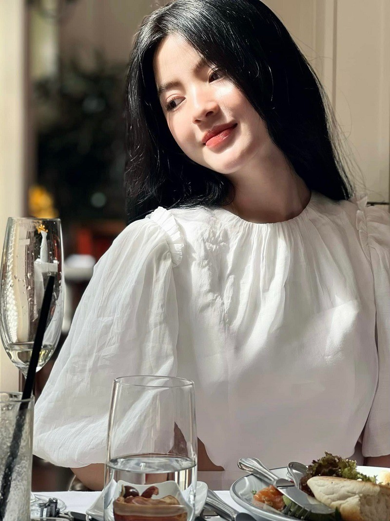 Sắc vóc gợi cảm của hot girl sắp làm vợ Quang Hải ảnh 2