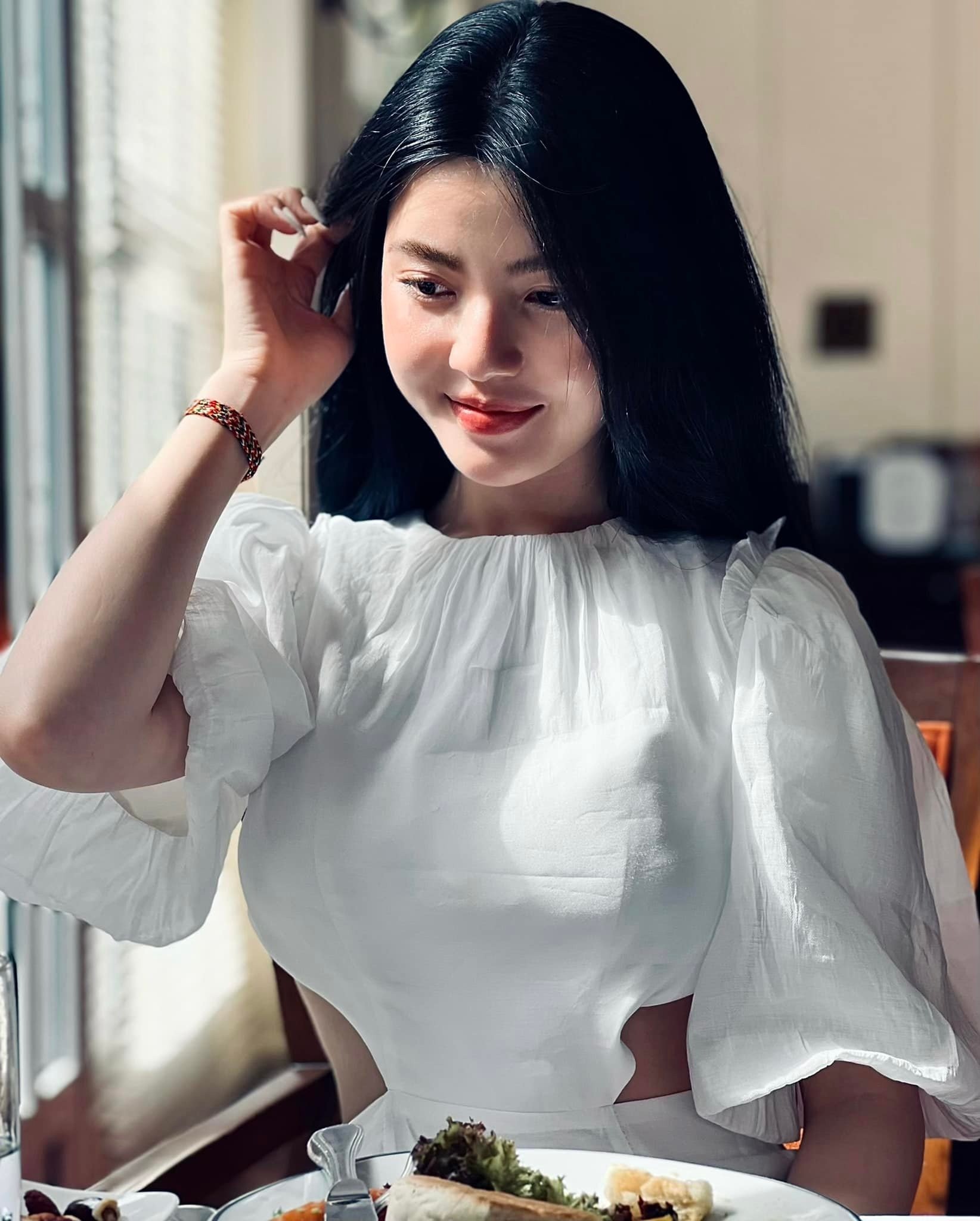 Sắc vóc gợi cảm của hot girl sắp làm vợ Quang Hải ảnh 1