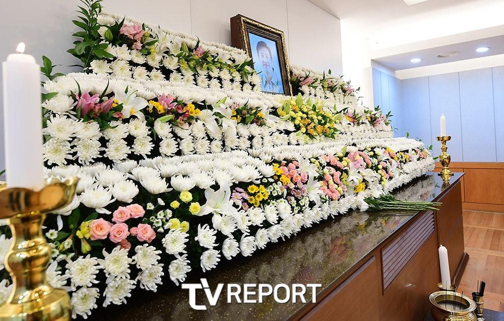 Lễ tang Lee Sun Kyun ngập nước mắt, nhiều nghệ sĩ đứng không vững ảnh 3