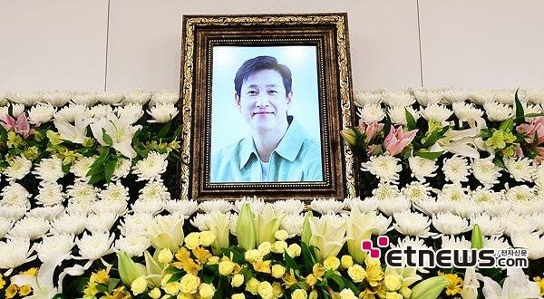 Vợ con khóc nghẹn, suy sụp trong lễ tang Lee Sun Kyun ảnh 18