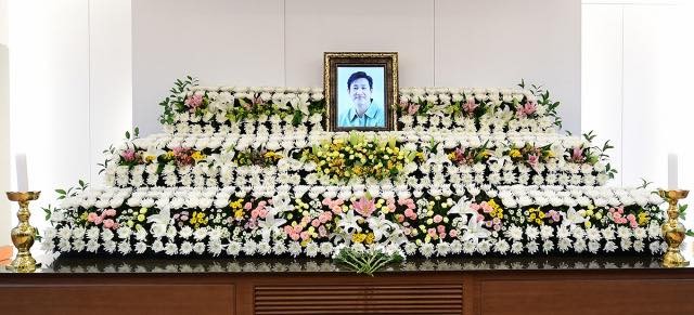 Lễ tang Lee Sun Kyun ngập nước mắt, nhiều nghệ sĩ đứng không vững ảnh 2