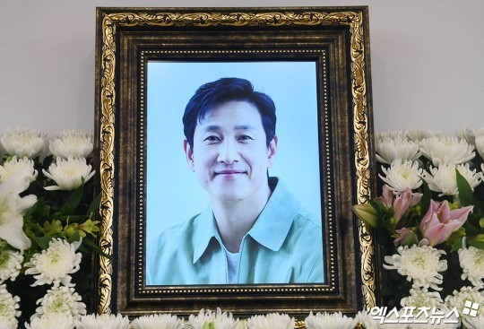 Vợ con khóc nghẹn, suy sụp trong lễ tang Lee Sun Kyun ảnh 2