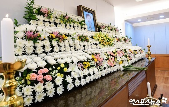 Vợ con khóc nghẹn, suy sụp trong lễ tang Lee Sun Kyun ảnh 1