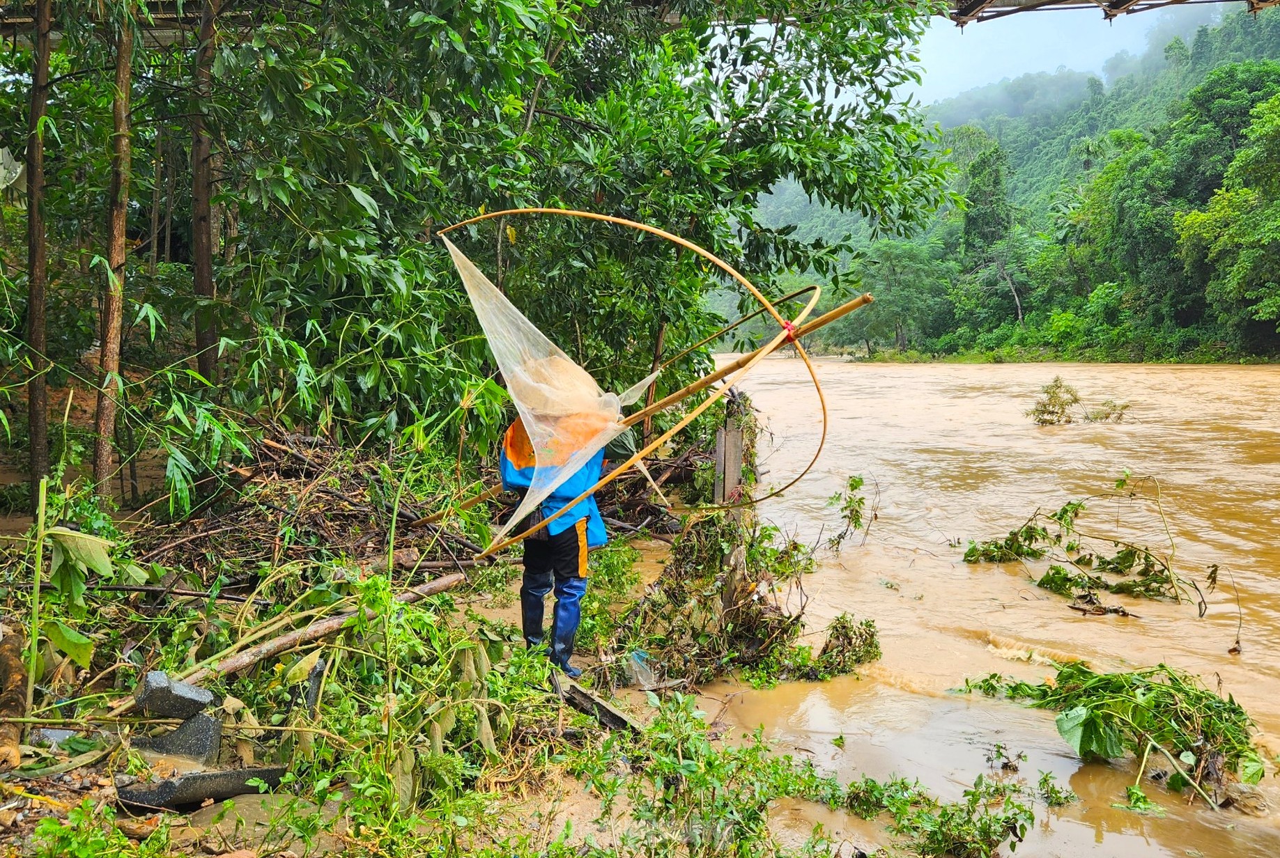 Dân bản dầm mình giữa dòng nước lũ bắt cá mưu sinh ảnh 14