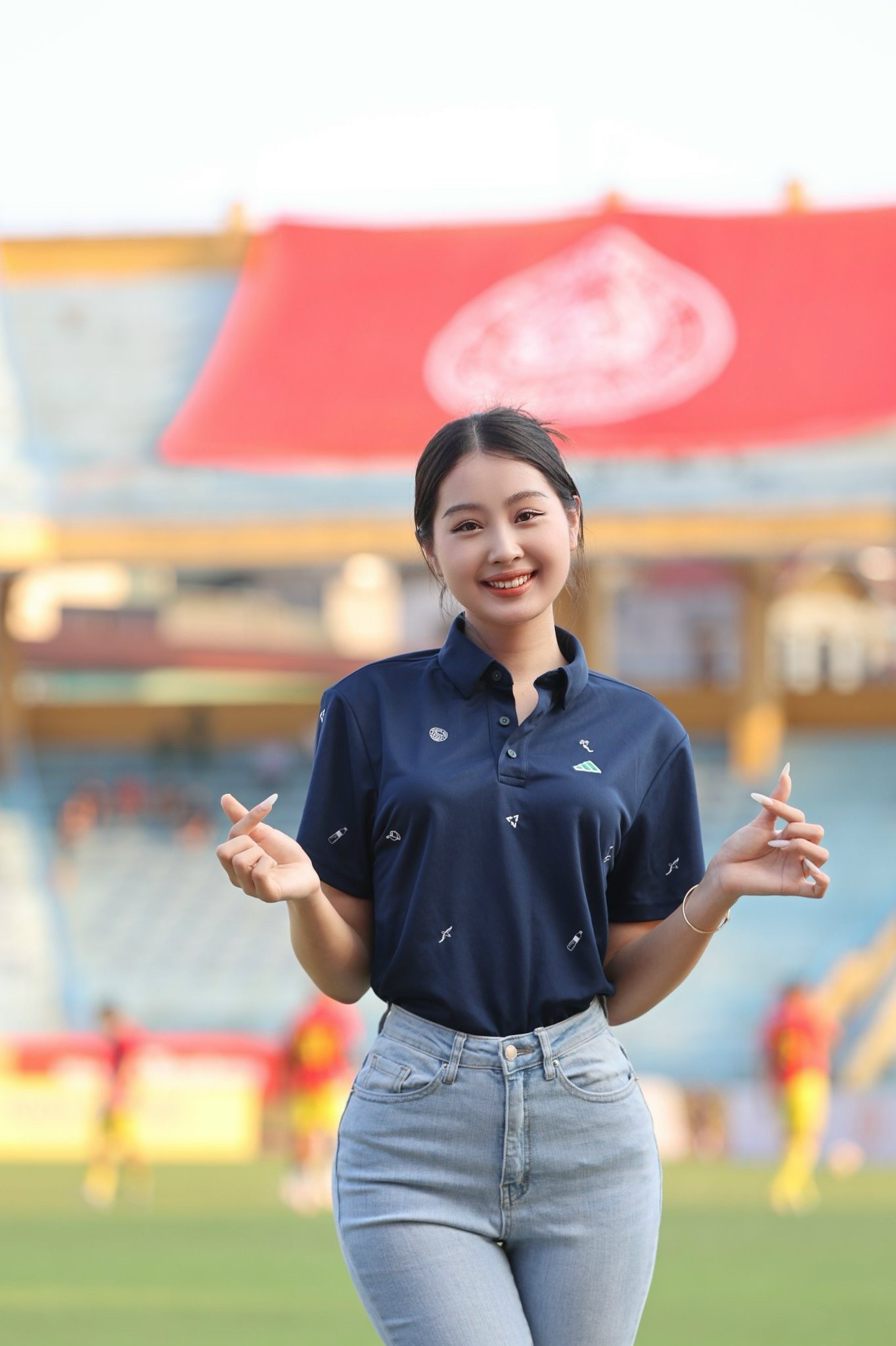 Hai người đẹp hoa hậu thu hút ánh nhìn trong trận Siêu cúp Quốc gia ảnh 2
