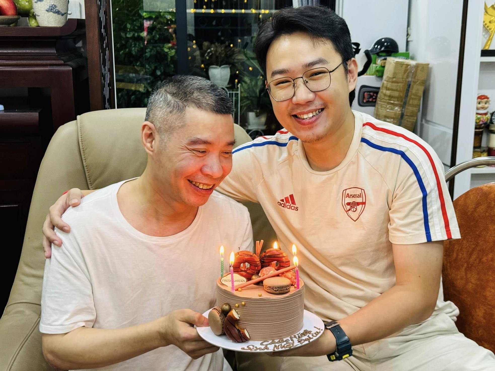Showbiz 18/10: Tuấn Hưng, Hồng Diễm đến mừng sinh nhật NSND Công Lý ảnh 3