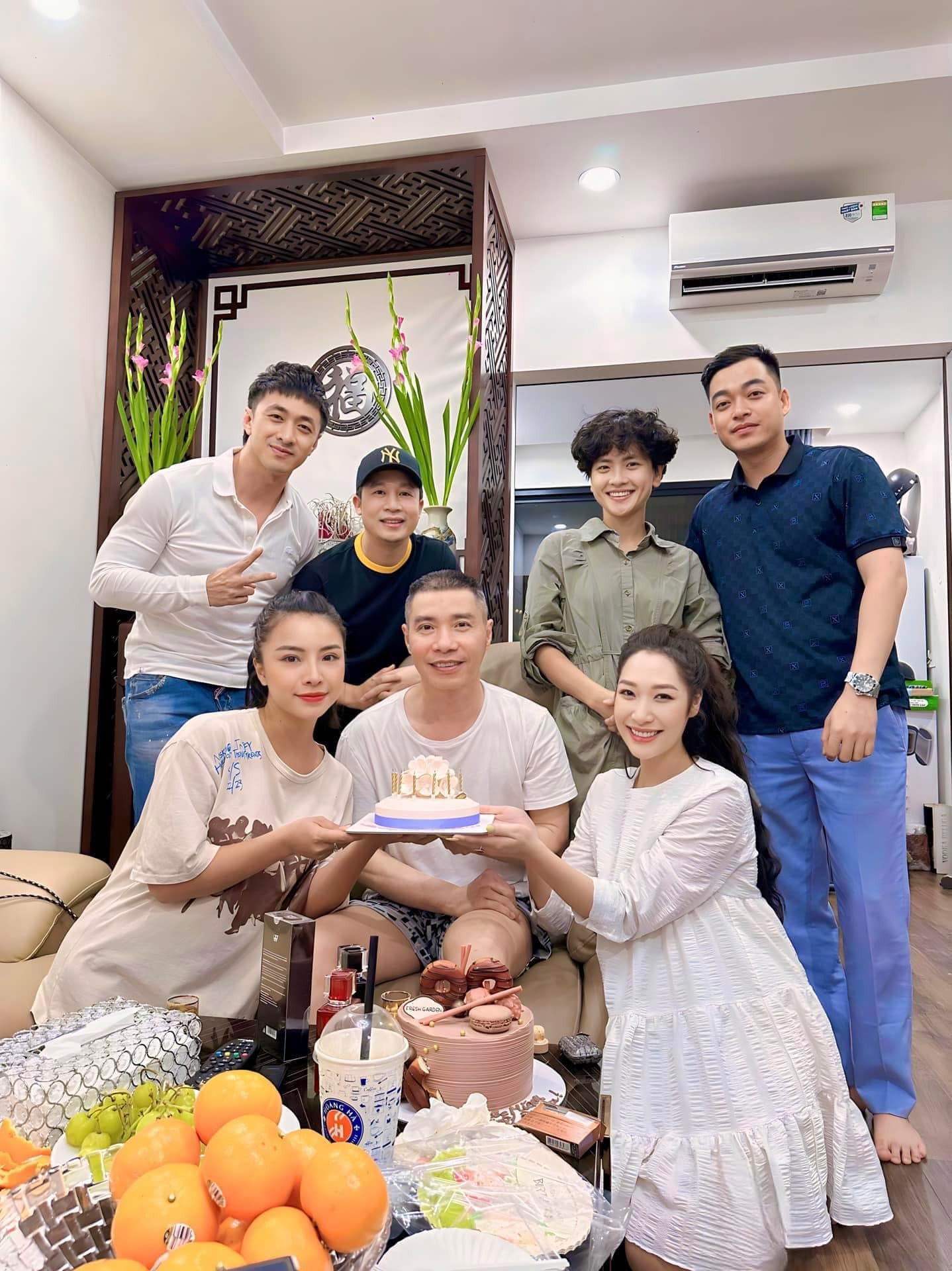 Showbiz 18/10: Tuấn Hưng, Hồng Diễm đến mừng sinh nhật NSND Công Lý ảnh 2