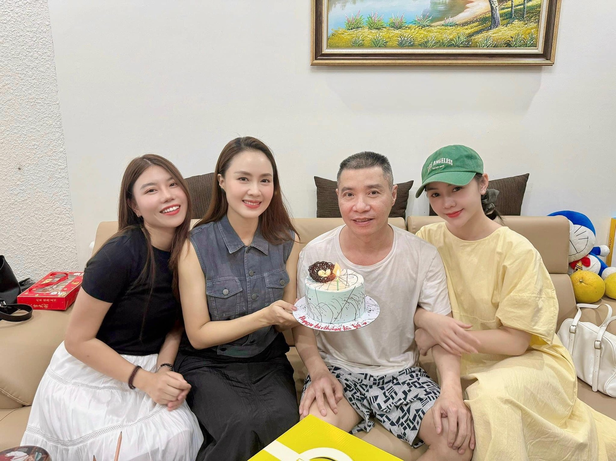 Showbiz 18/10: Tuấn Hưng, Hồng Diễm đến mừng sinh nhật NSND Công Lý ảnh 4