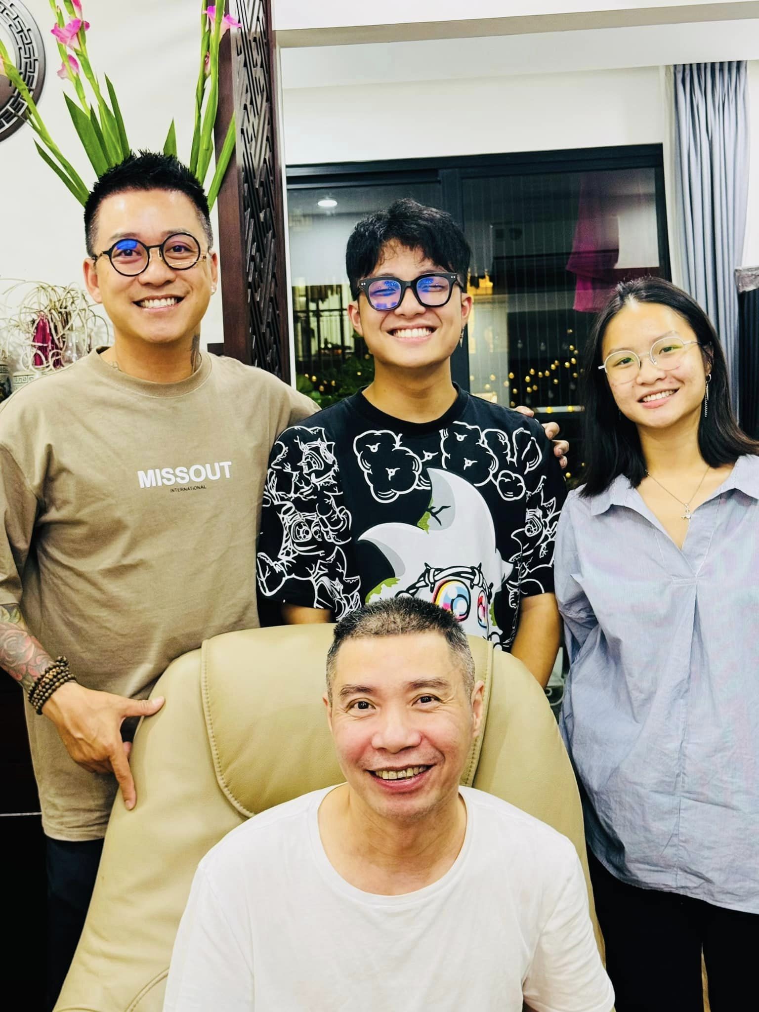 Showbiz 18/10: Tuấn Hưng, Hồng Diễm đến mừng sinh nhật NSND Công Lý ảnh 1