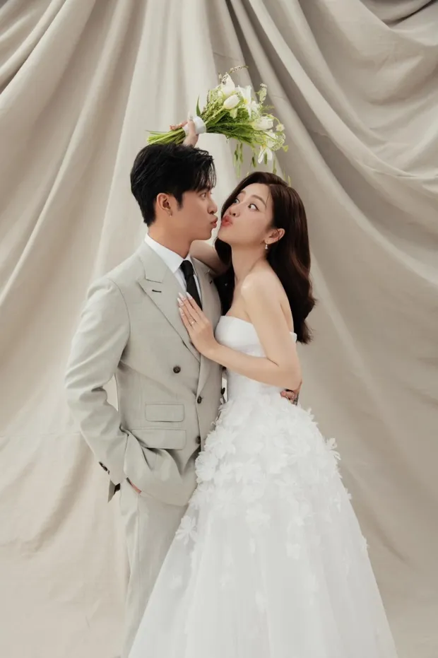 Showbiz 26/10: Gin Tuấn Kiệt và Puka tung ảnh cưới, thiệp mời độc lạ ảnh 1