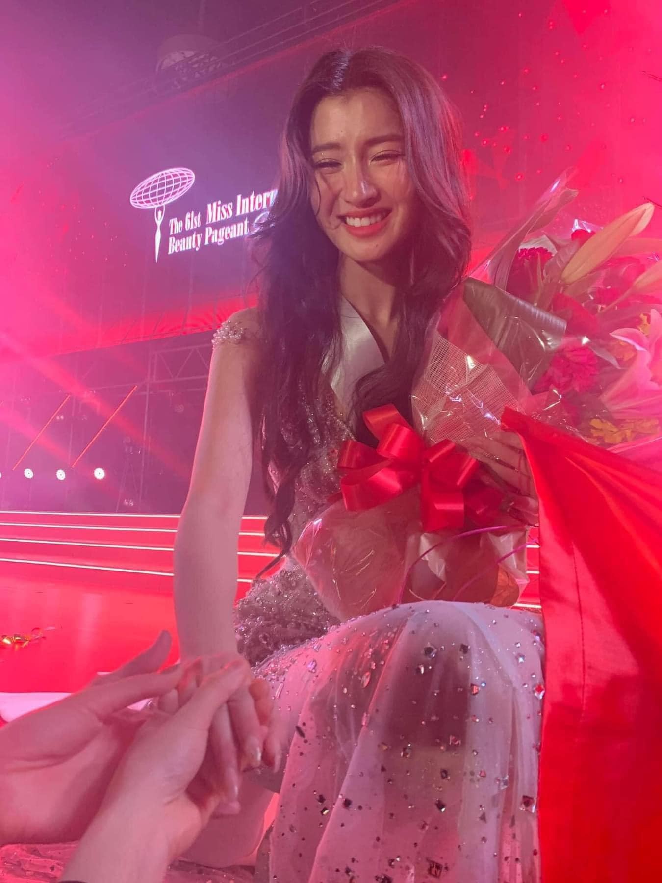 Showbiz 27/10: Phương Nhi khóc xin lỗi sau khi trượt Top 7 Hoa hậu Quốc tế ảnh 2