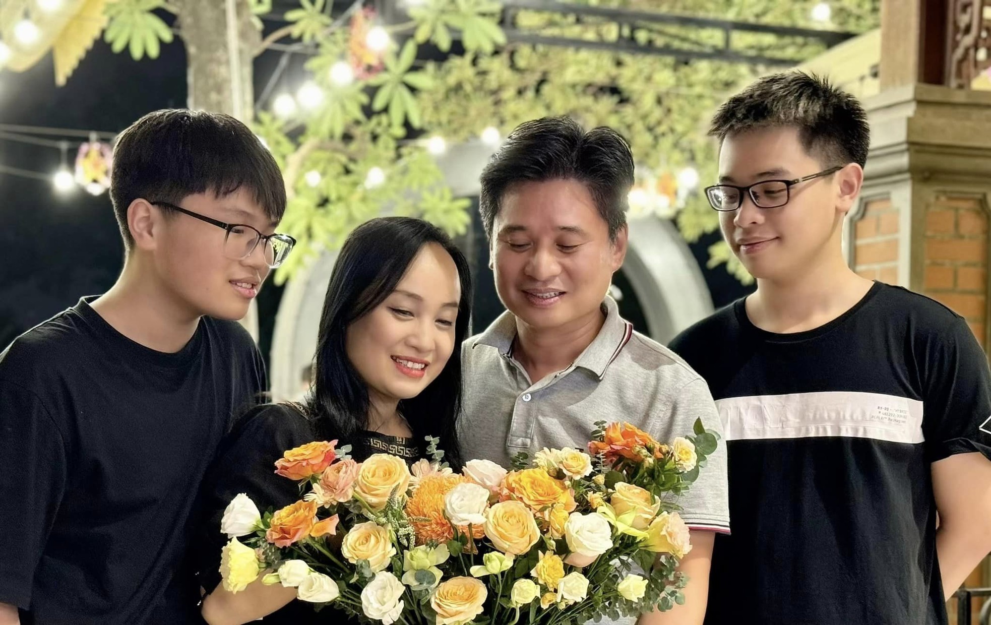 Showbiz 2/11: 19 năm hôn nhân của NSƯT Thu Huyền và ca sĩ Tấn Minh ảnh 2