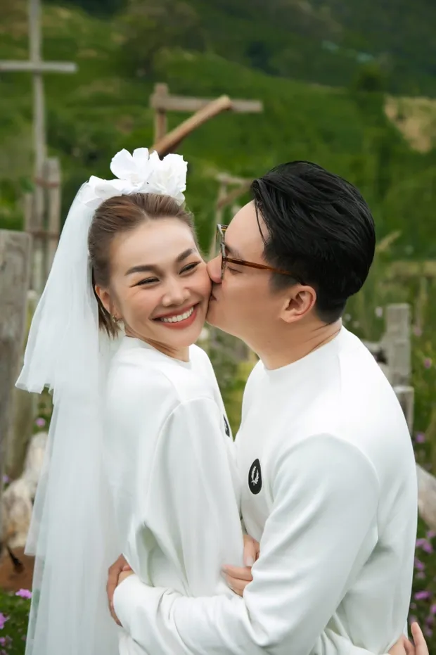 Showbiz 22/11: Nhạc trưởng Trần Nhật Minh vác Thanh Hằng lên vai ảnh 1