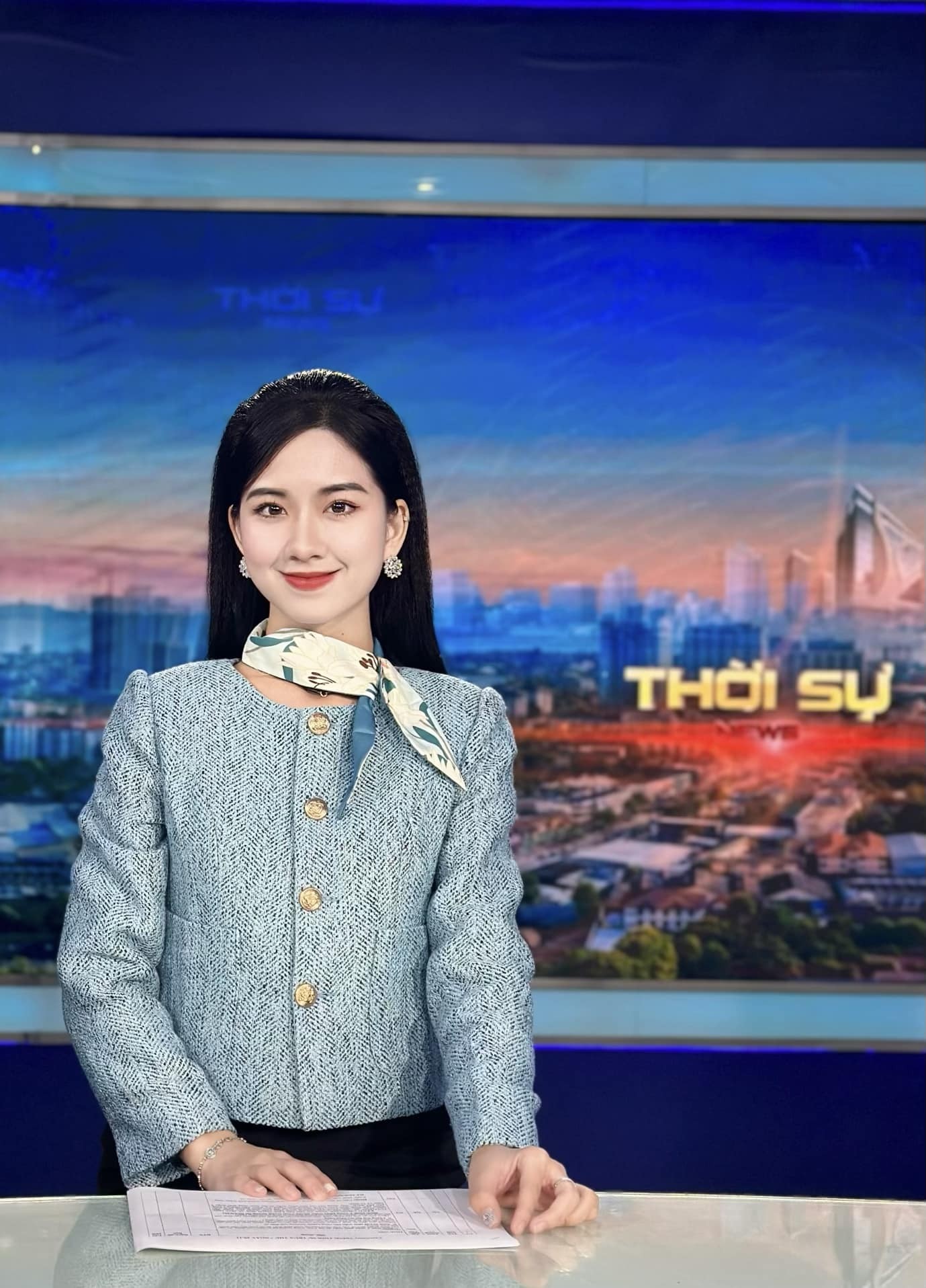 Showbiz 30/11: Nữ MC thời sự ở Nghệ An là con gái cựu tuyển thủ nổi tiếng ảnh 1