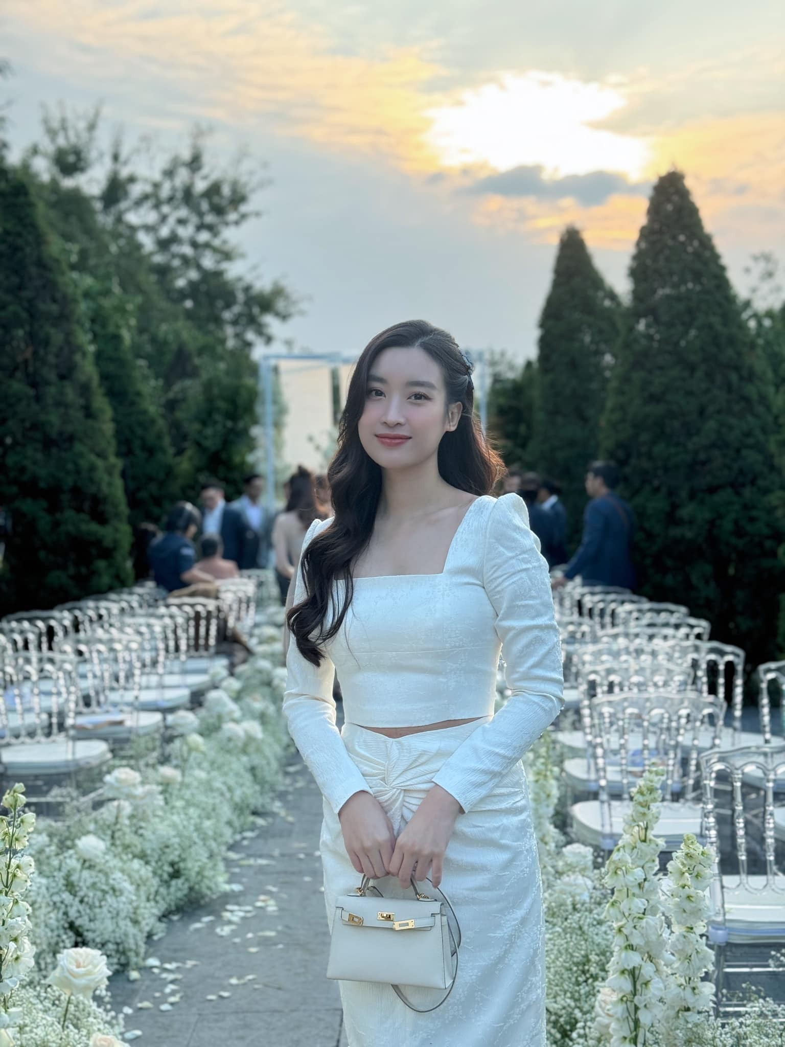 Showbiz 22/12: Đỗ Mỹ Linh đi đám cưới, nhan sắc gây chú ý ảnh 2