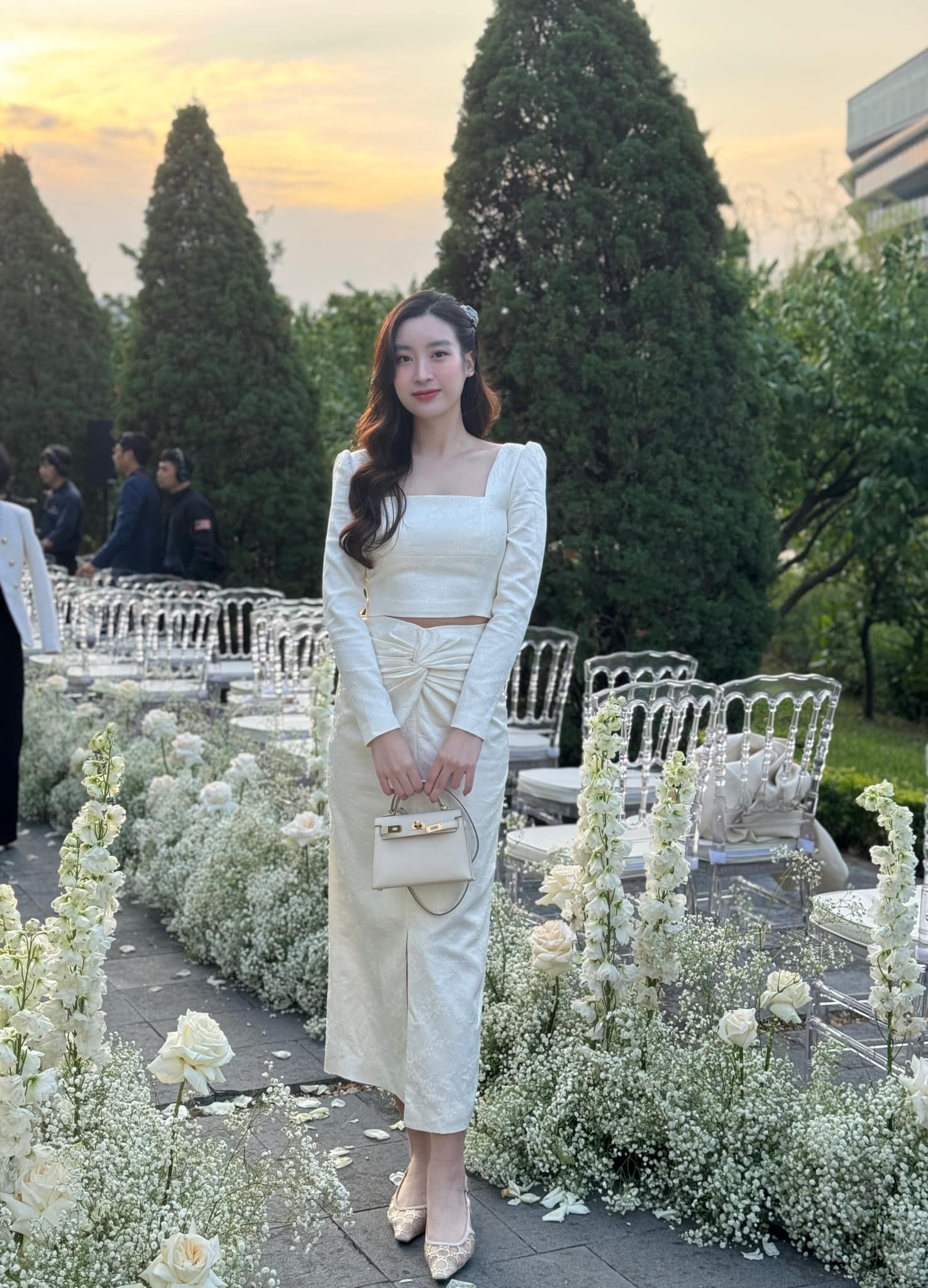 Showbiz 22/12: Đỗ Mỹ Linh đi đám cưới, nhan sắc gây chú ý ảnh 3