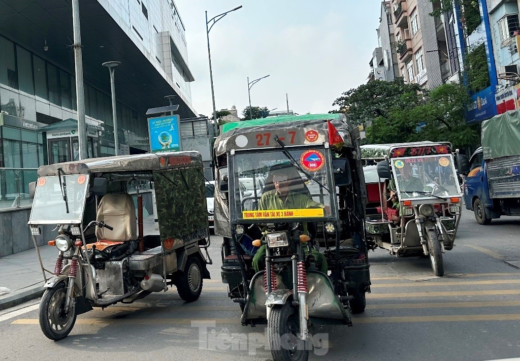 Xe ba bánh tự chế vẫn hoạt động nhộn nhịp trên đường Hà Nội ảnh 1