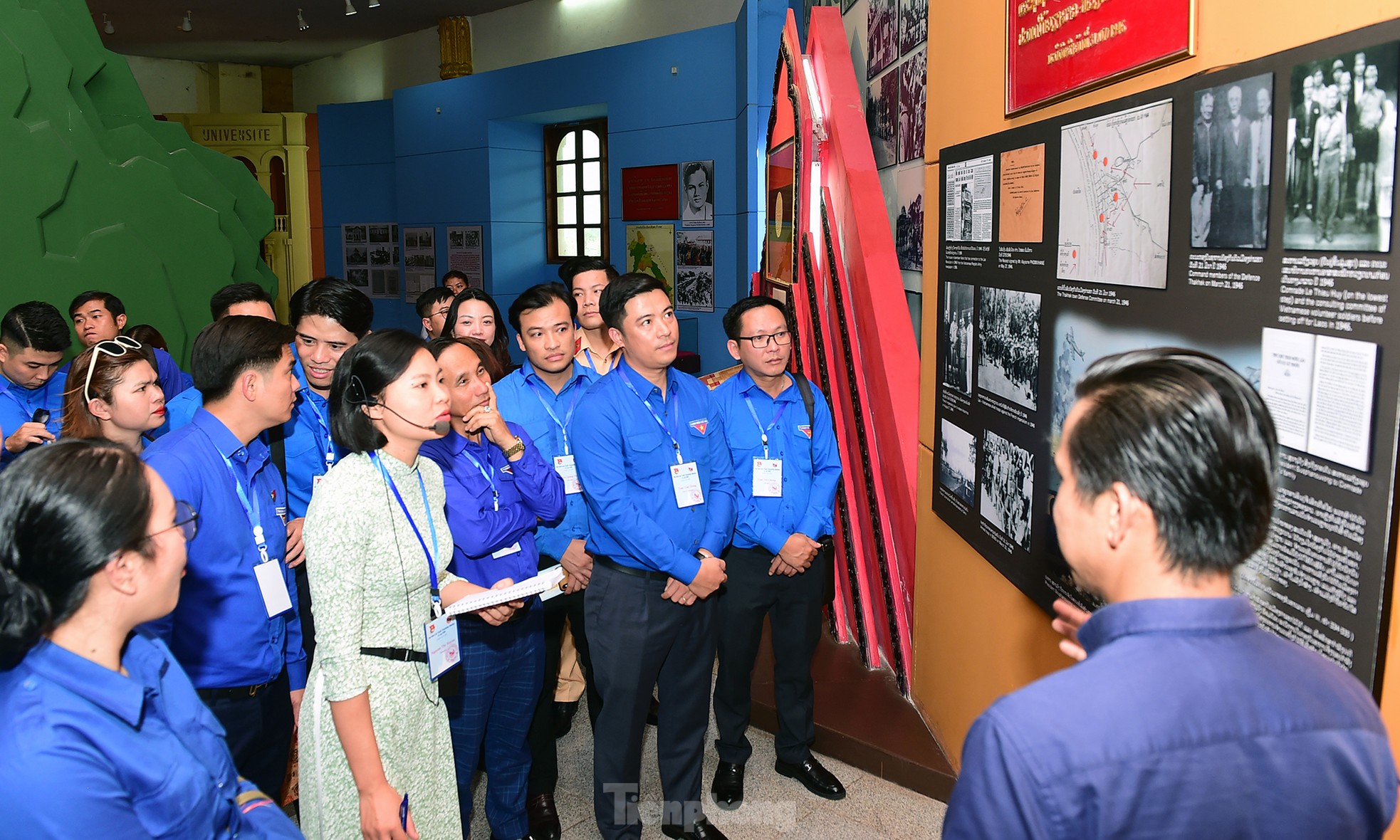 Đoàn đại biểu thanh niên Việt Nam dâng hoa tại tượng Chủ tịch Kaysone Phomvihane ảnh 15