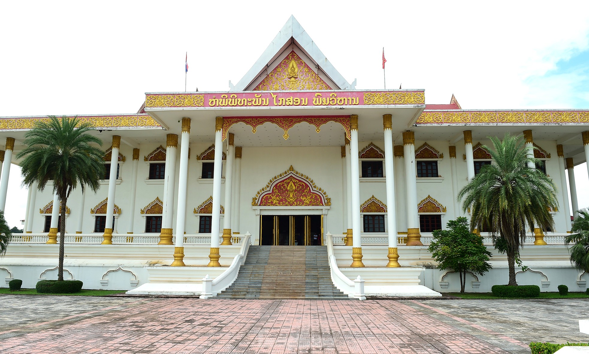 Đoàn đại biểu thanh niên Việt Nam dâng hoa tại tượng Chủ tịch Kaysone Phomvihane ảnh 8