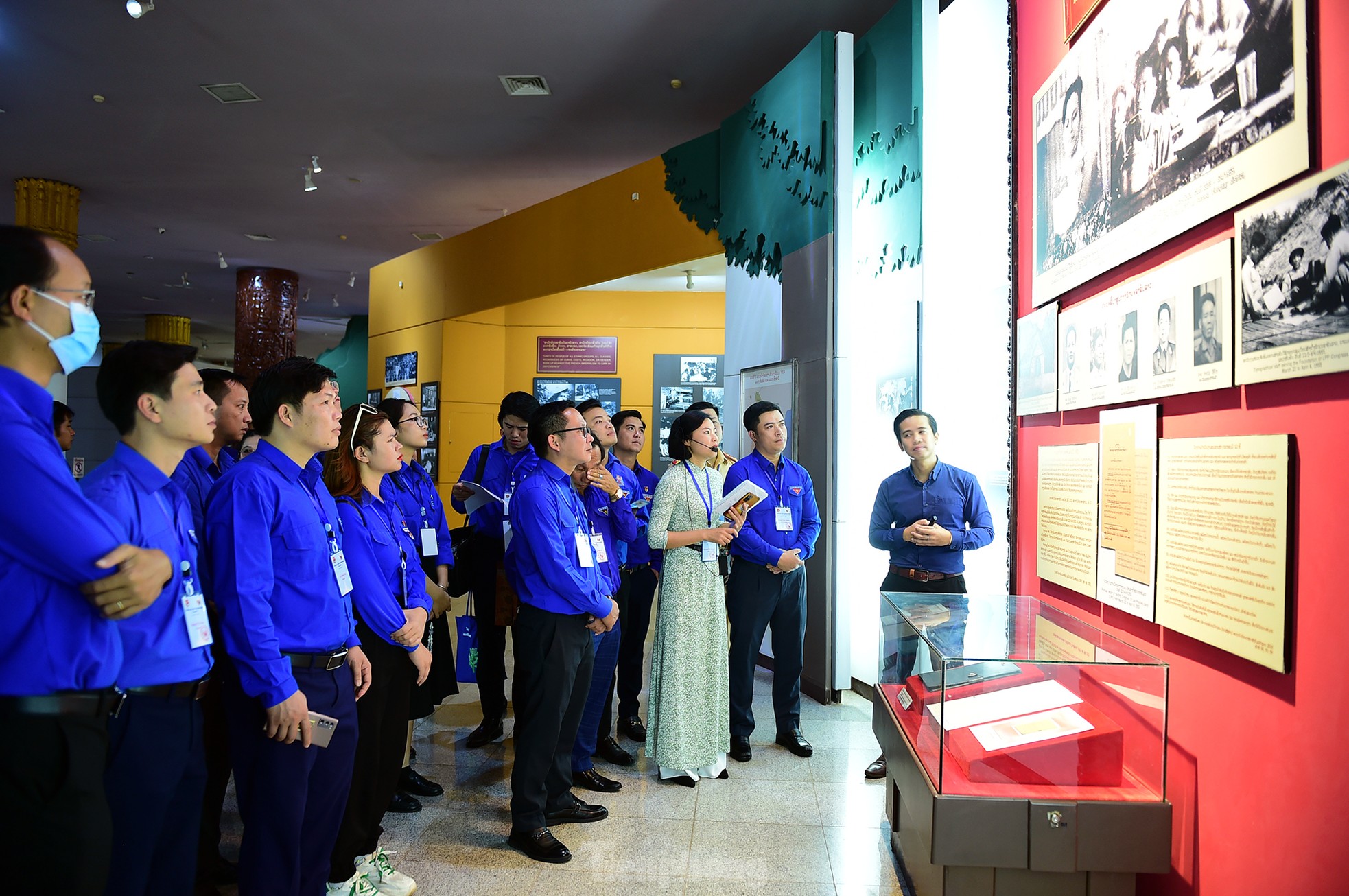 Đoàn đại biểu thanh niên Việt Nam dâng hoa tại tượng Chủ tịch Kaysone Phomvihane ảnh 14