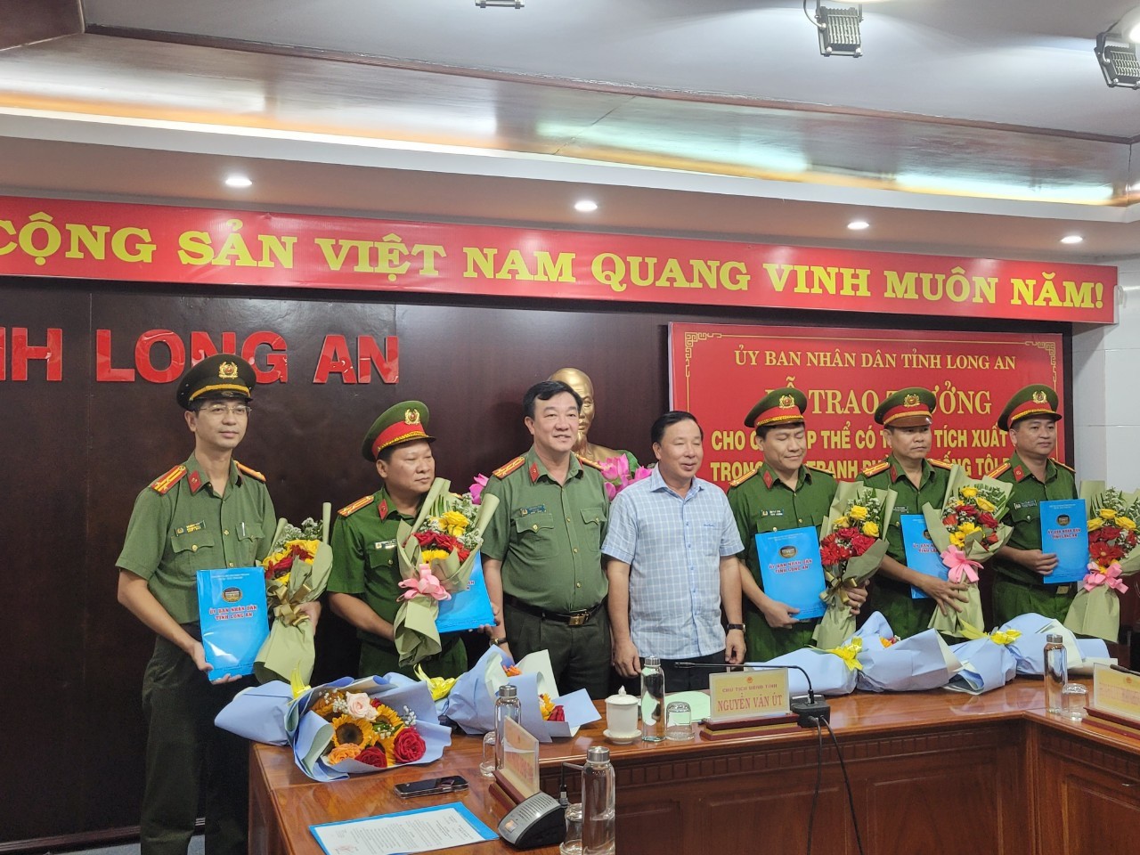 Long An thưởng nóng cho 5 tập thể phá nhanh vụ án bắt cóc bé gái 3 tuổi ảnh 1