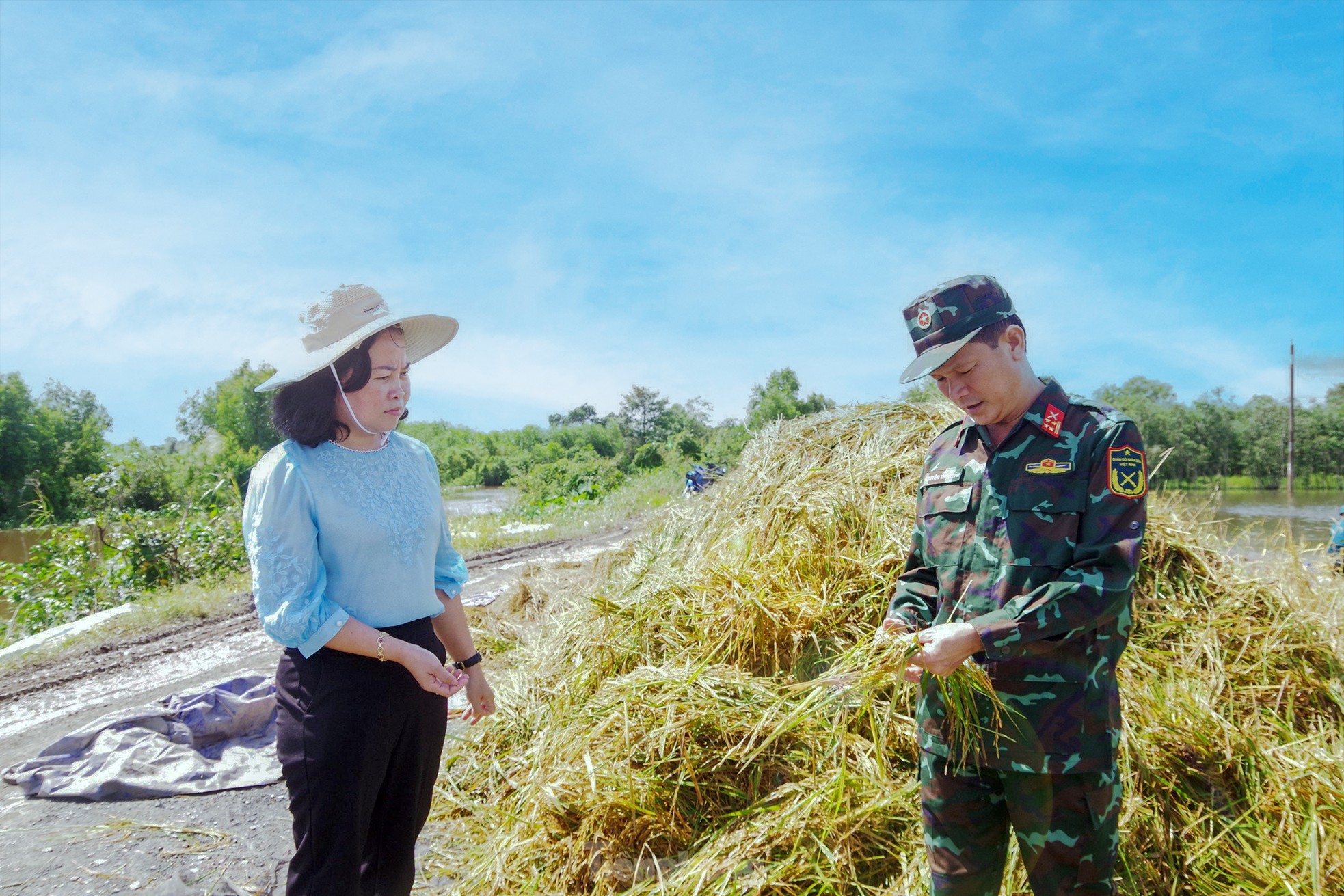 Hình ảnh chiến sĩ ngâm mình trong nước giúp dân cứu lúa ảnh 12