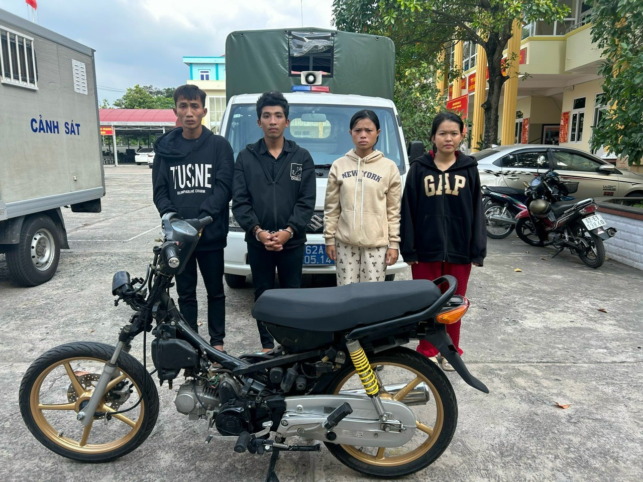 Hai cặp vợ chồng rủ nhau đi trộm xe máy lúc nửa đêm ảnh 3